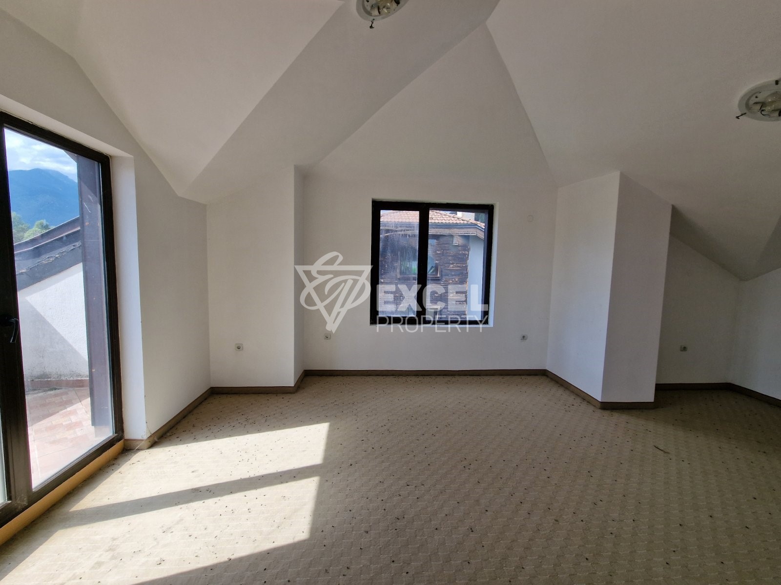 Spacious penthouse with two terraces and a beautiful mountain view