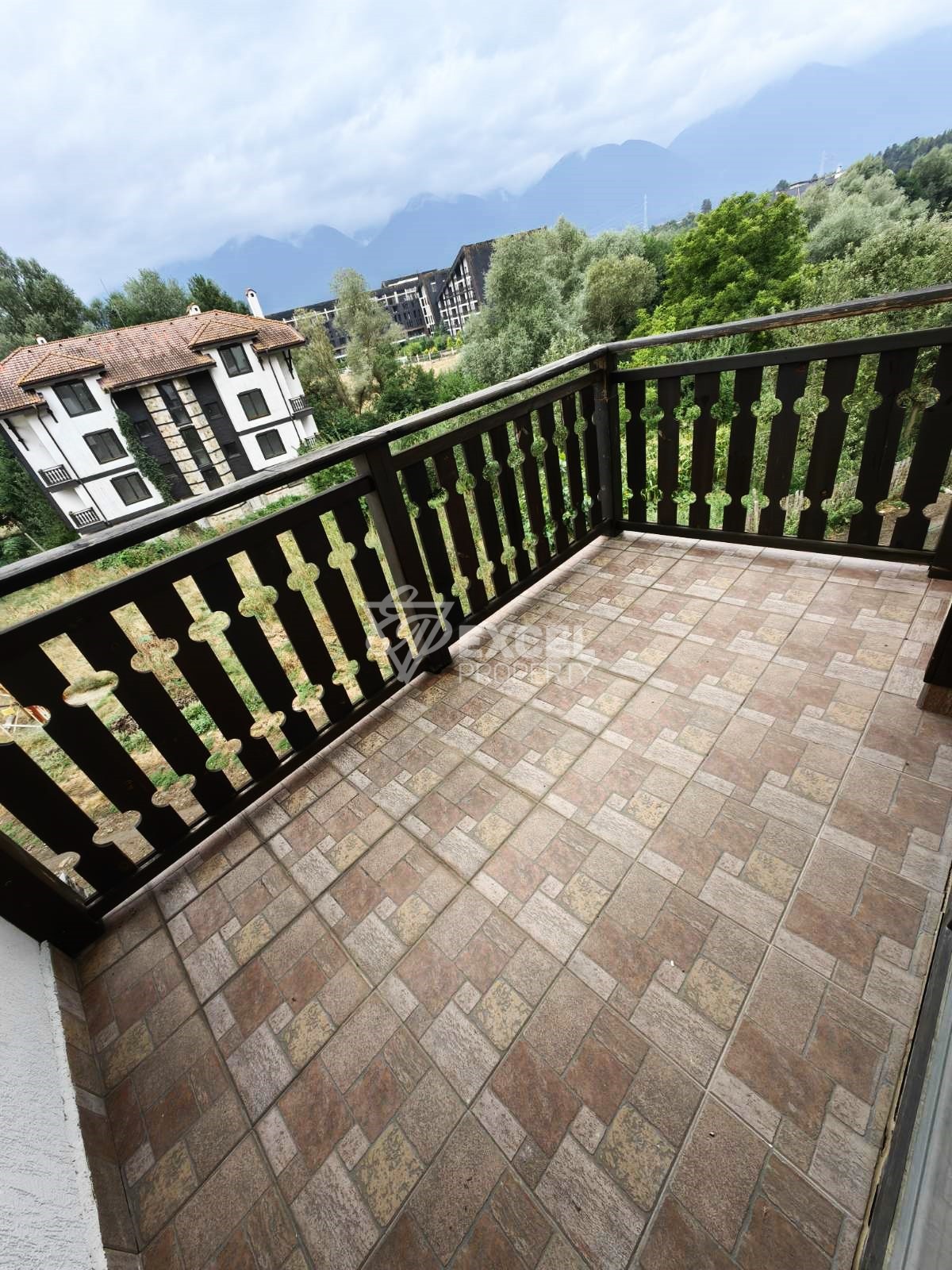 A beautiful one-bedroom apartment for sale in a year-round complex with a low maintenance fee, next to Razlog