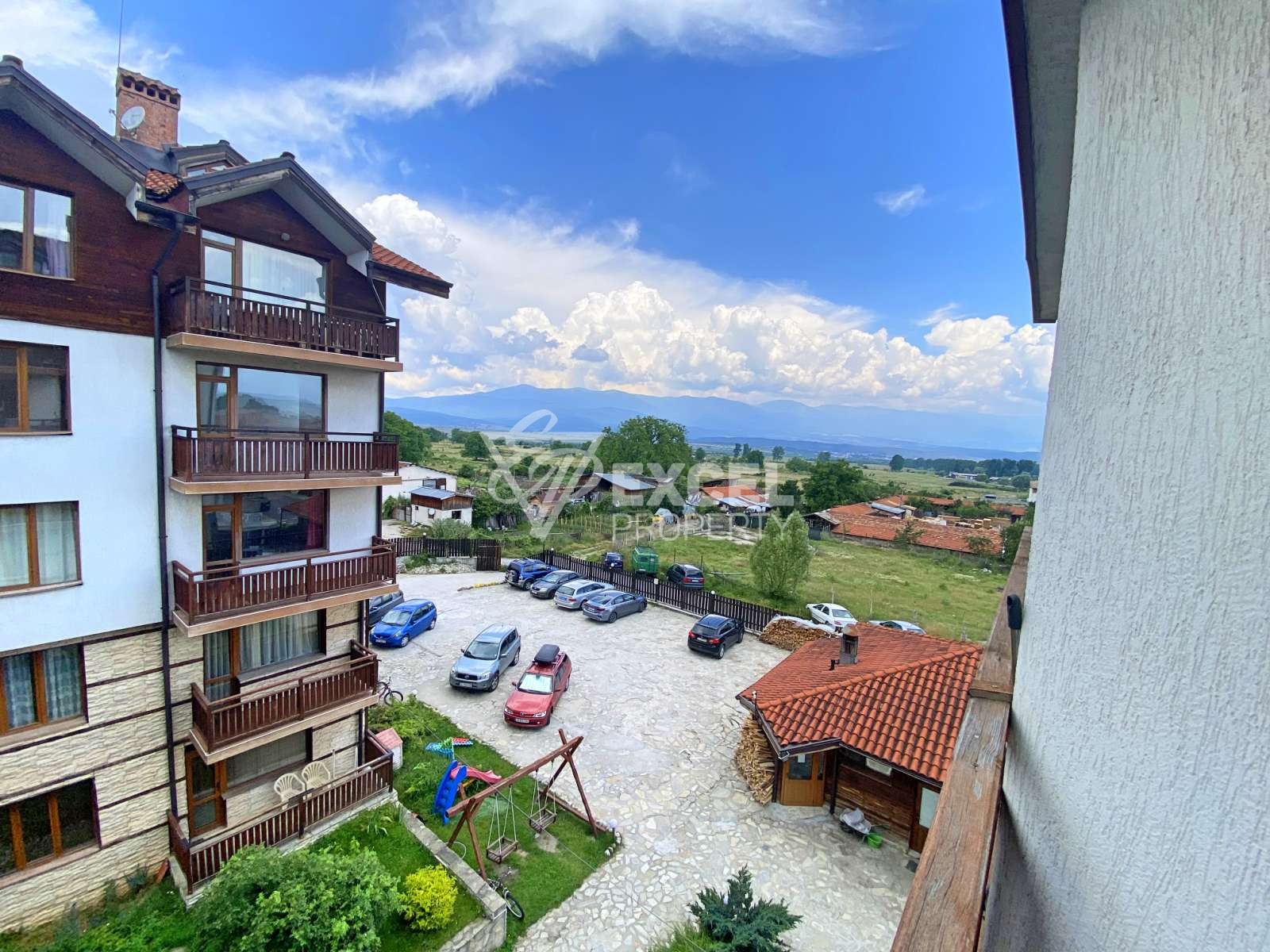 For sale: Western studio with a terrace in a complex with a low maintenance fee!