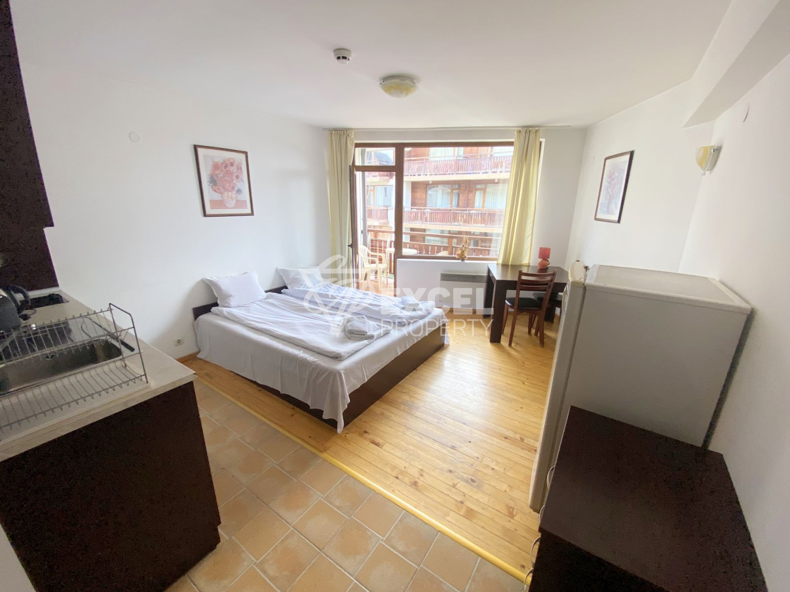 For sale: Western studio with a terrace in a complex with a low maintenance fee!
