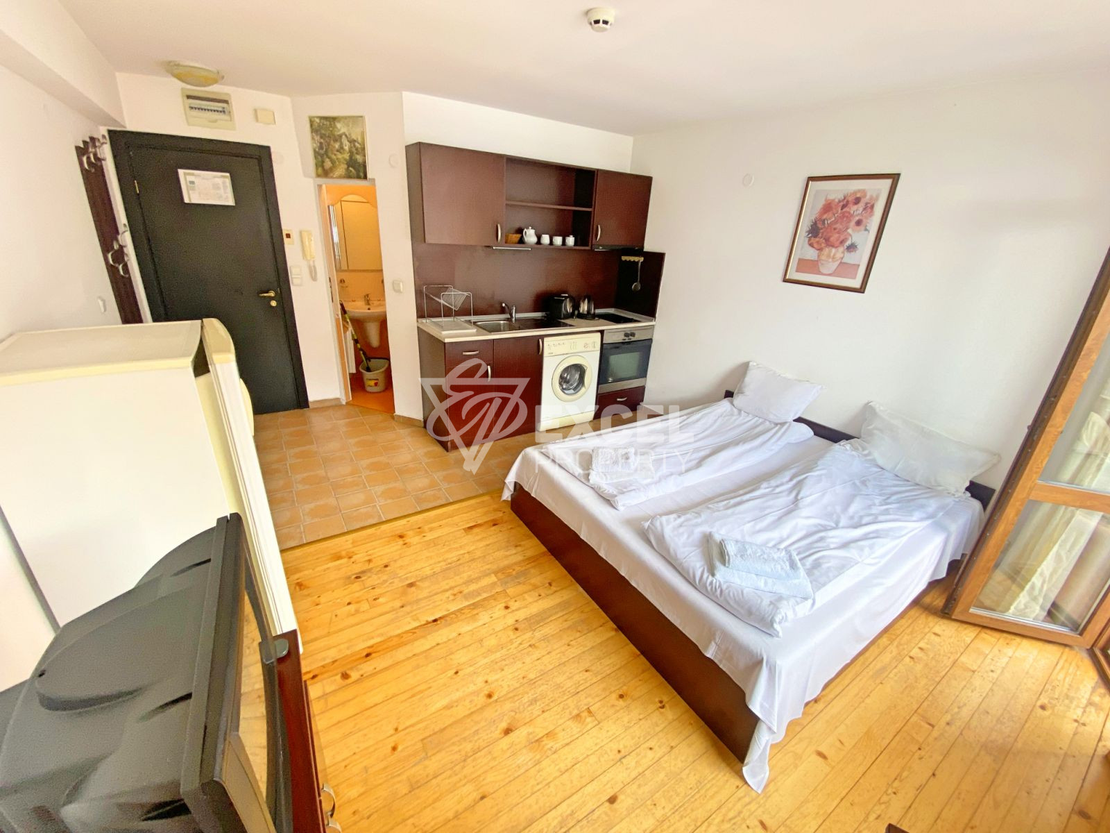 For sale: Western studio with a terrace in a complex with a low maintenance fee!