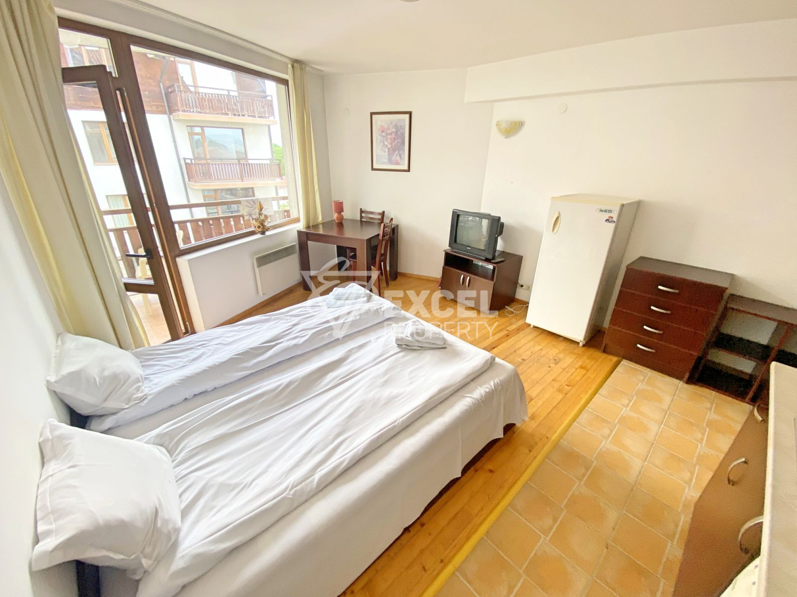 For sale: Western studio with a terrace in a complex with a low maintenance fee!