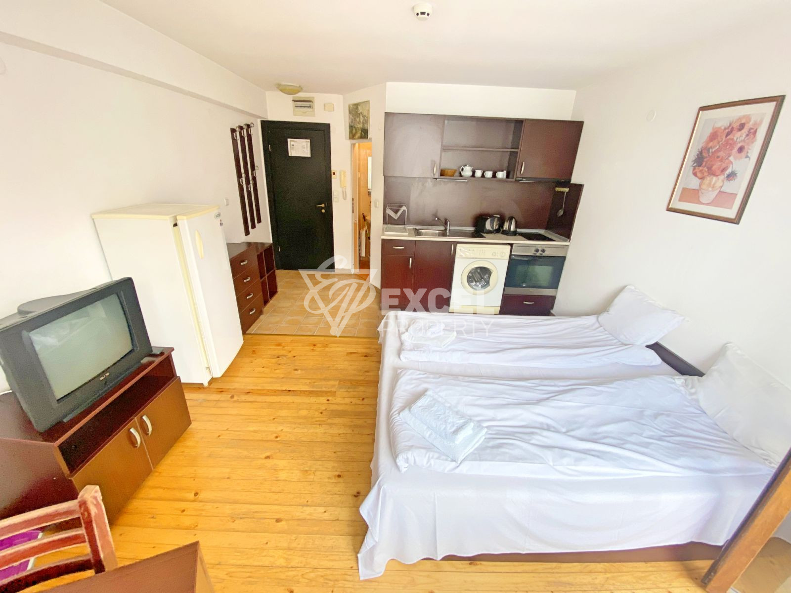 For sale: Western studio with a terrace in a complex with a low maintenance fee!
