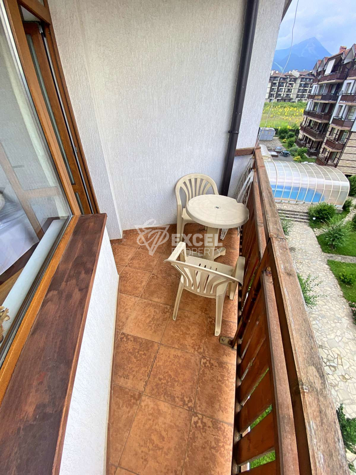 For sale: Western studio with a terrace in a complex with a low maintenance fee!