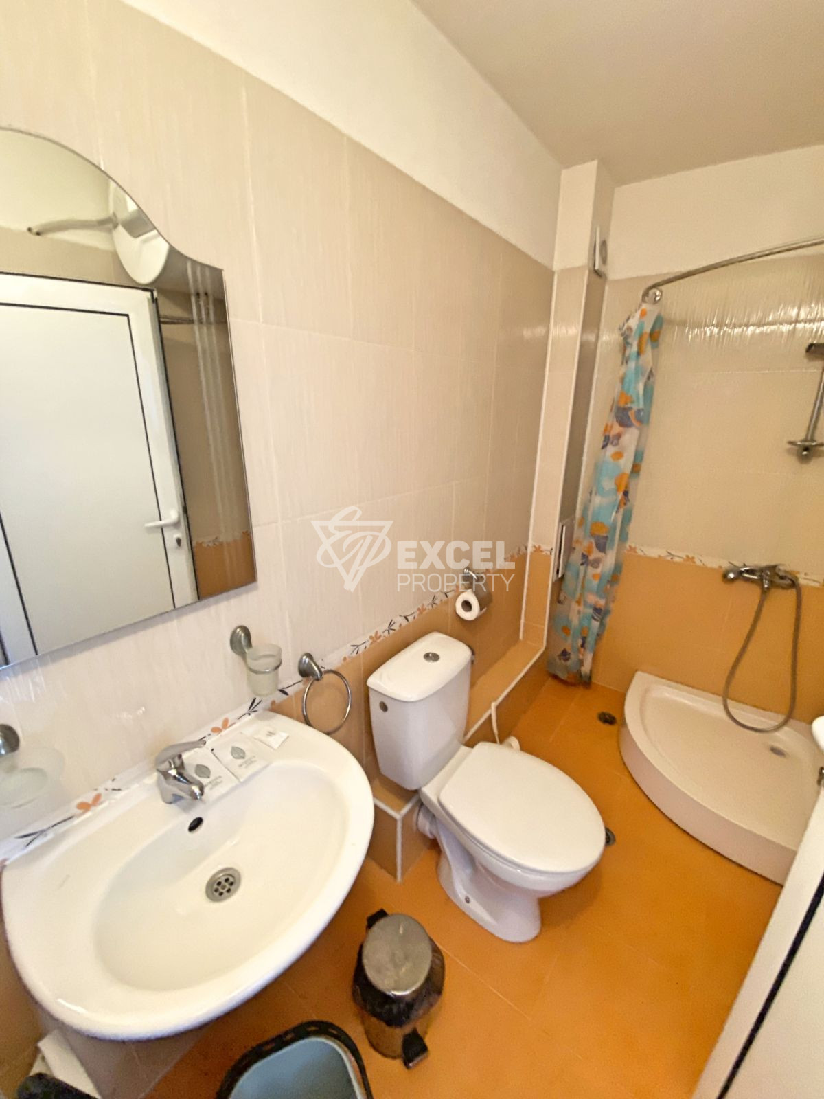 For sale: Western studio with a terrace in a complex with a low maintenance fee!