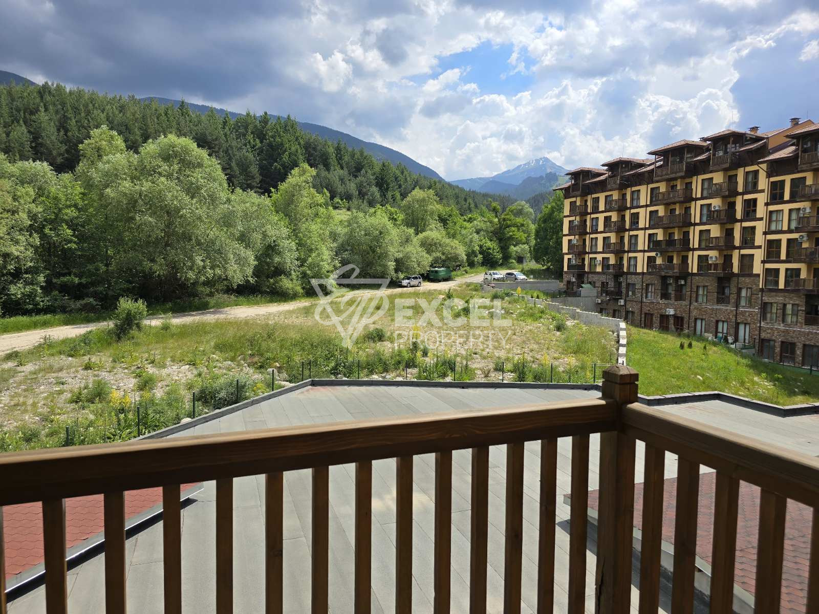 Luxuriously furnished one bedroom apartment with south exposure and a wonderful panoramic view