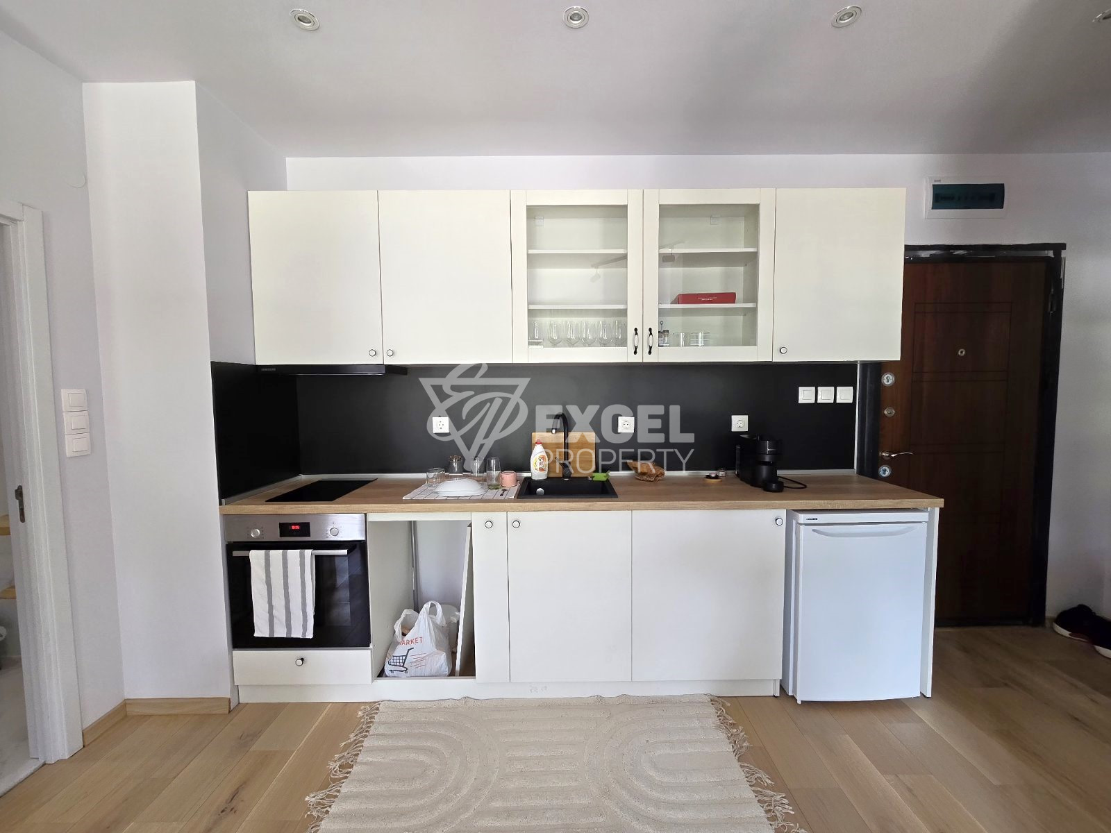 Luxuriously furnished one bedroom apartment with south exposure and a wonderful panoramic view