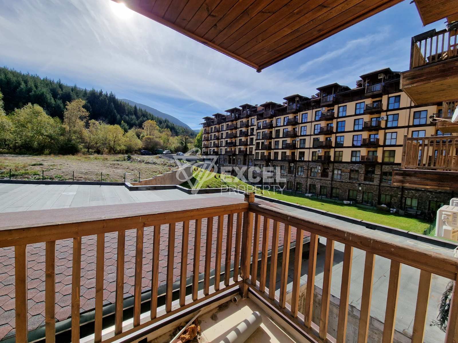 Spacious southern studio for sale in a residential building with low maintenance fees, Bansko
