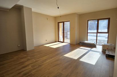 Spacious southern studio for sale in a residential building with low maintenance fees, Bansko