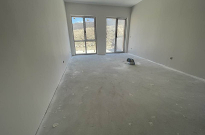 Bansko: Spacious multi-room apartment for sale in a building with a low maintenance fee