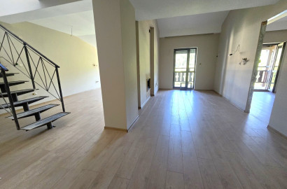 Three-bedroom maisonette with magnificent mountain views in a low-maintenance building, Bansko