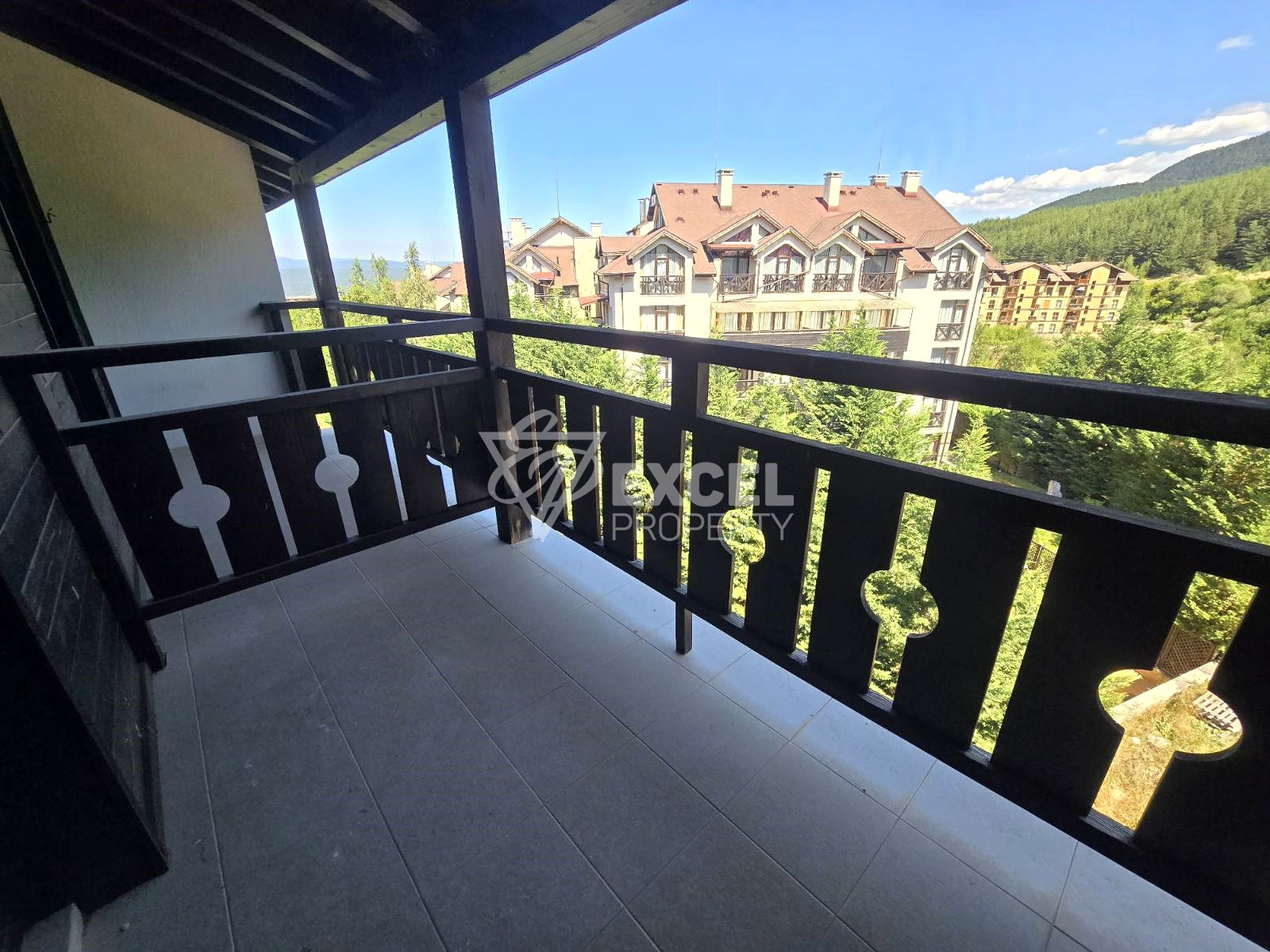 Three-bedroom maisonette with magnificent mountain views in a low-maintenance building, Bansko
