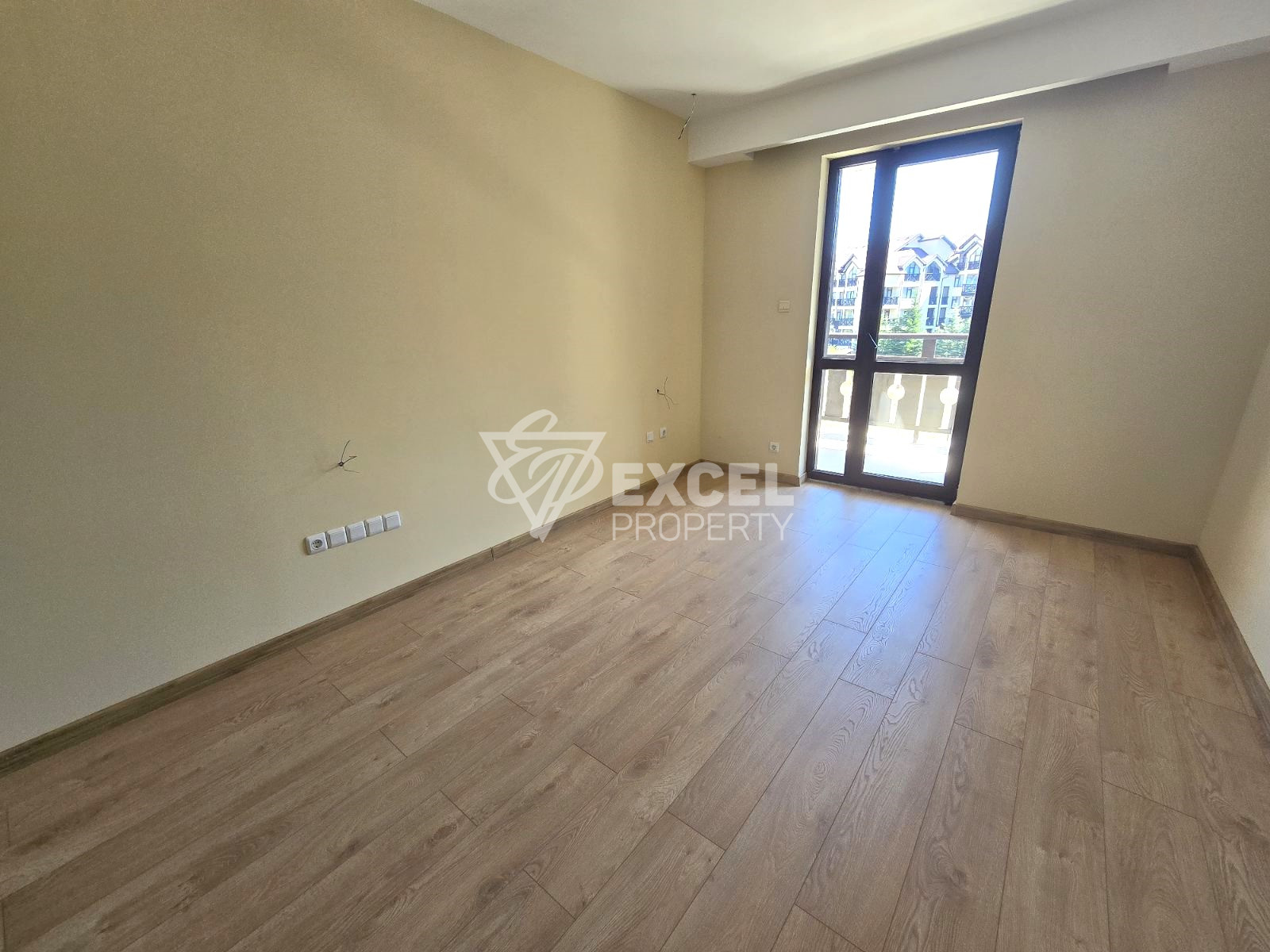 Sunny one-bedroom apartment in a building with a low maintenance fee, 400m from the Gondola