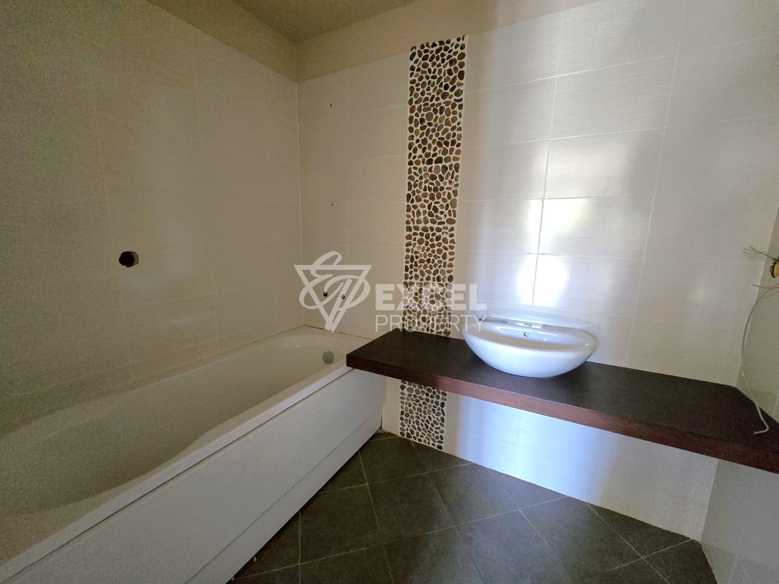 Sunny one-bedroom apartment in a building with a low maintenance fee, 400m from the Gondola