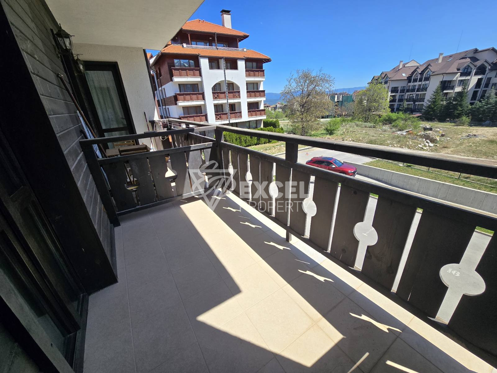 Sunny one-bedroom apartment in a building with a low maintenance fee, 400m from the Gondola