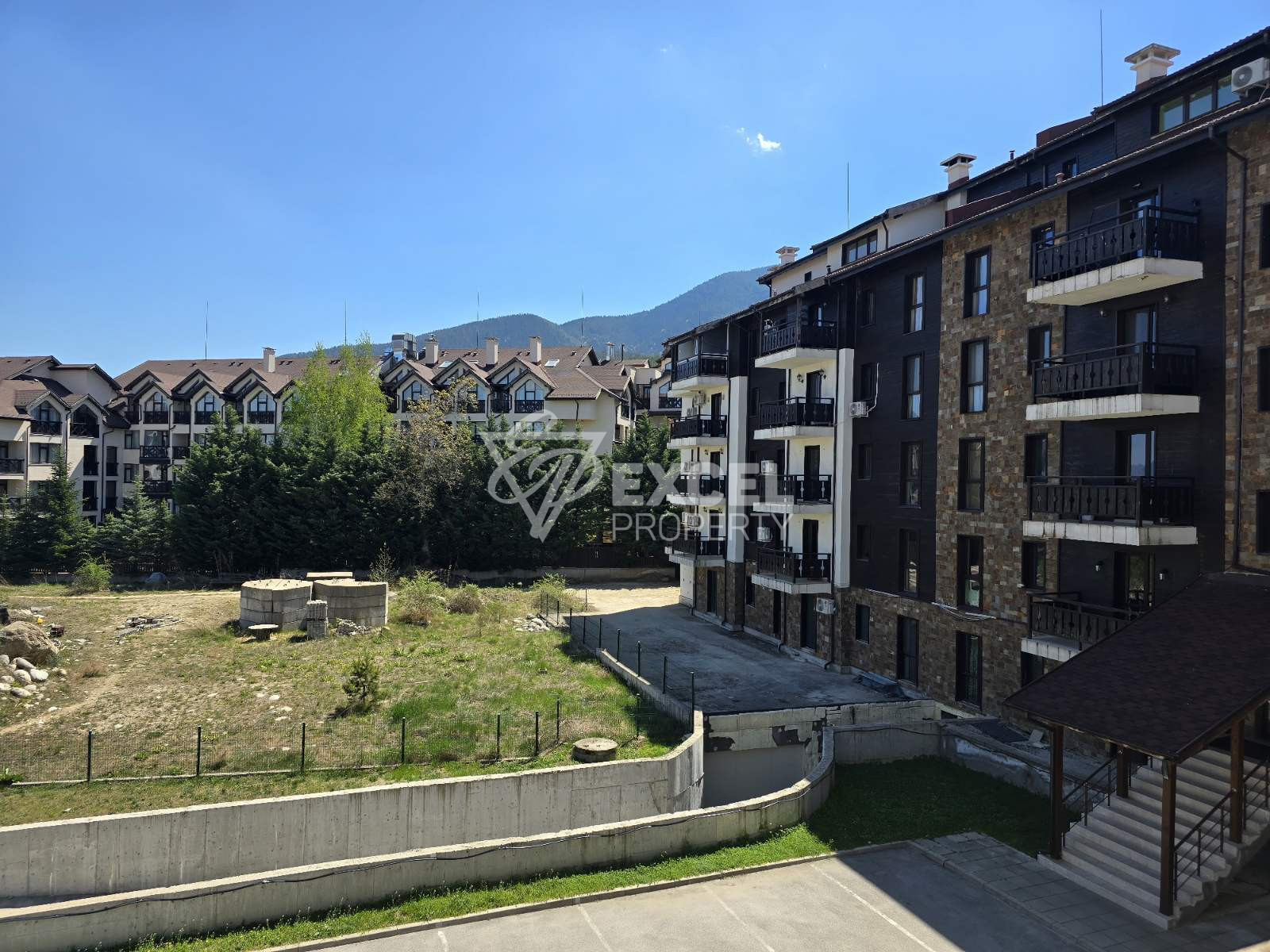 Sunny one-bedroom apartment in a building with a low maintenance fee, 400m from the Gondola