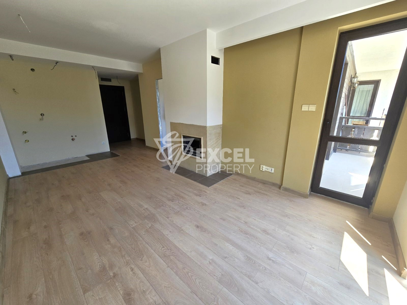Sunny one-bedroom apartment in a building with a low maintenance fee, 400m from the Gondola