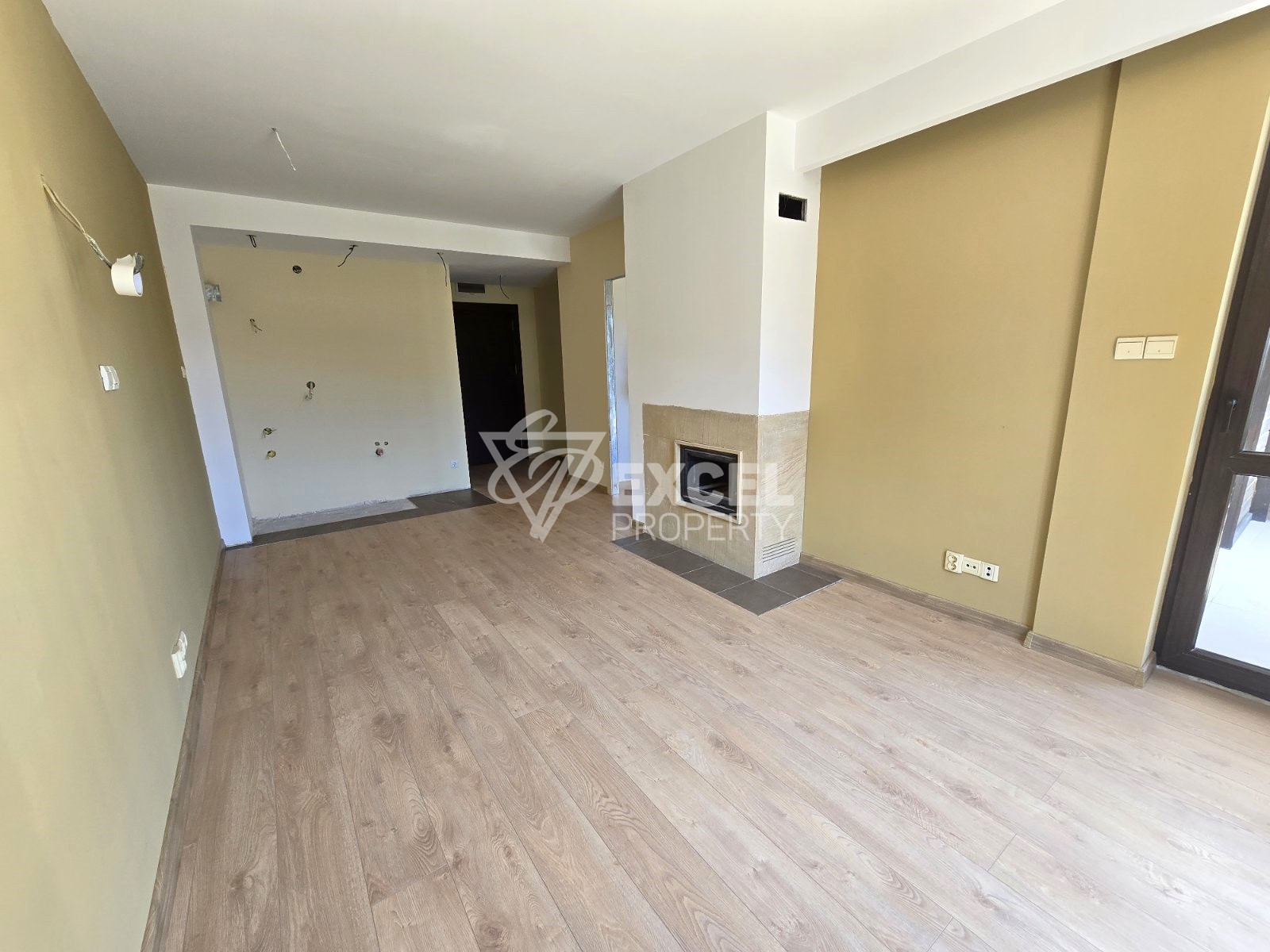 Sunny one-bedroom apartment in a building with a low maintenance fee, 400m from the Gondola