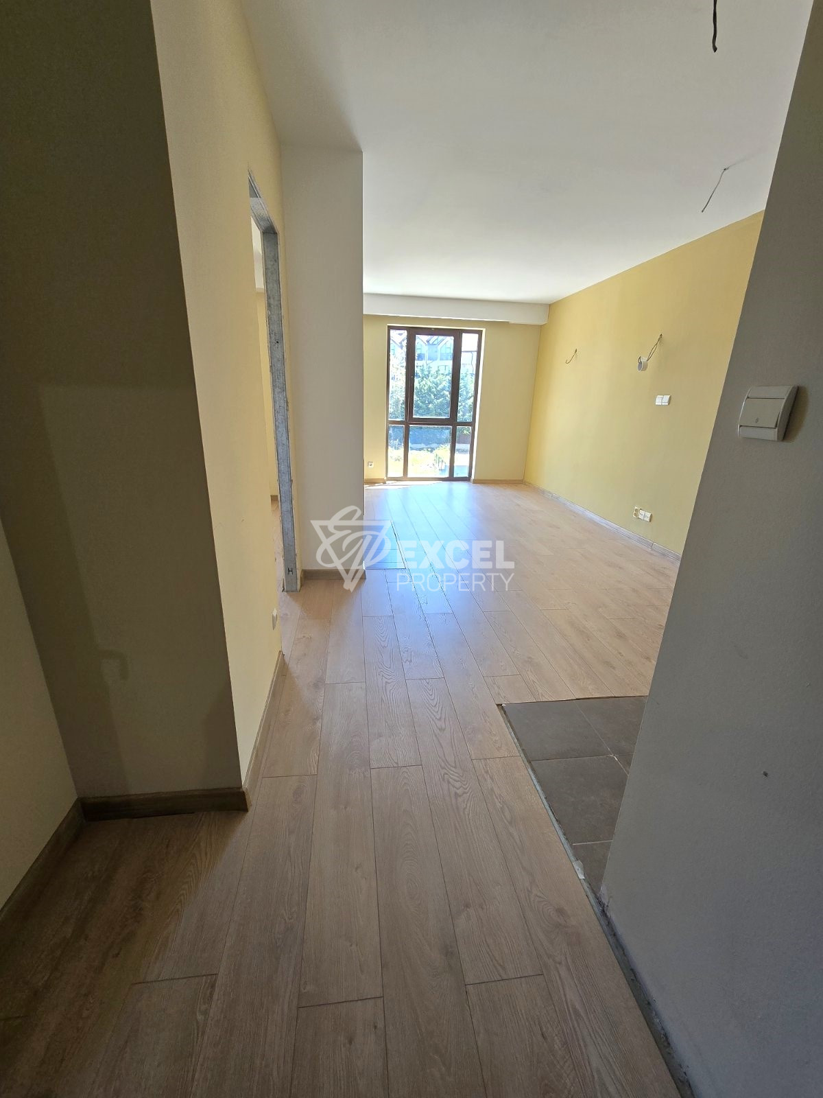 Sunny one-bedroom apartment in a building with a low maintenance fee, 400m from the Gondola