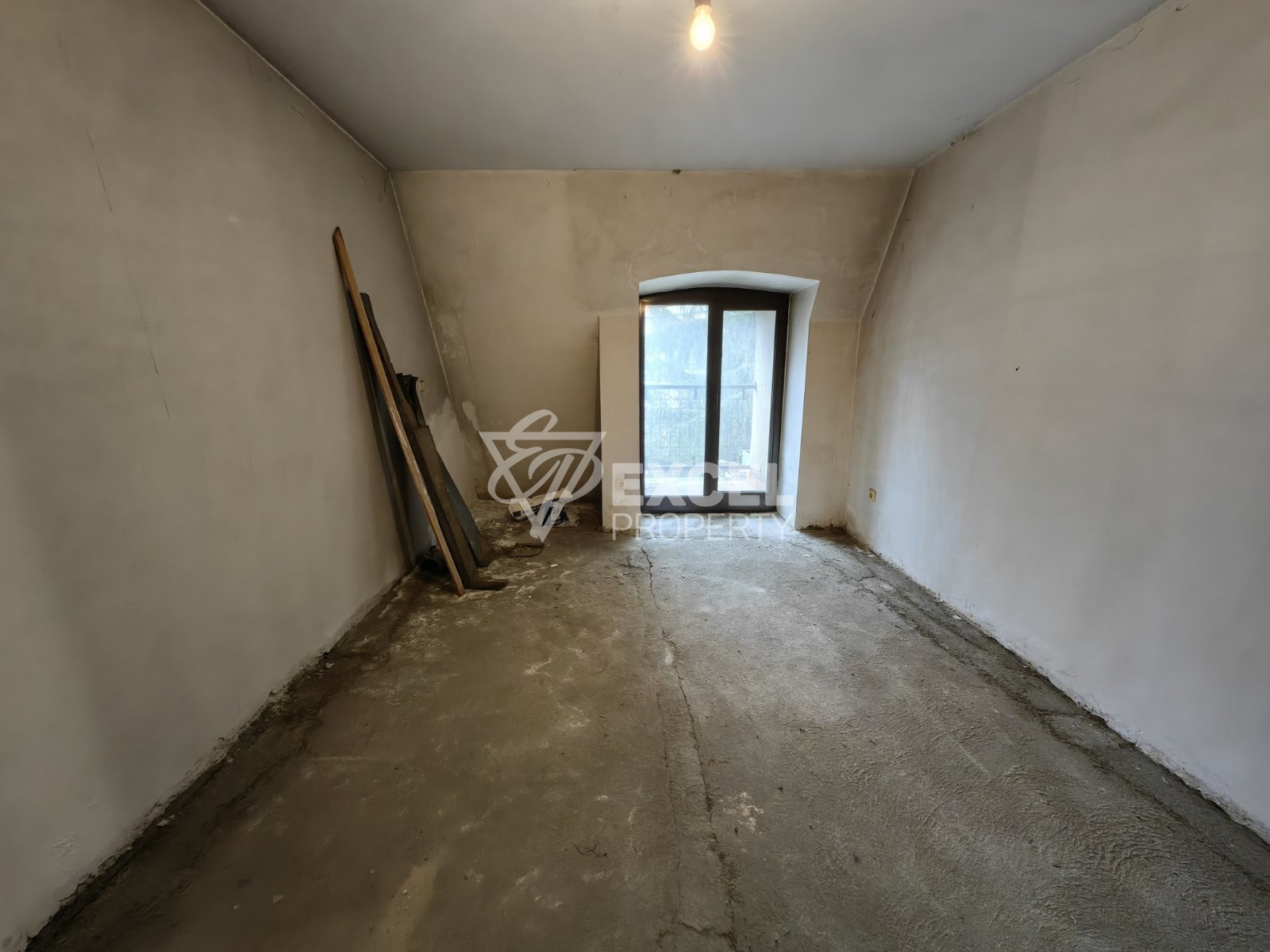 South one-bedroom apartment with basement in the center of Razlog