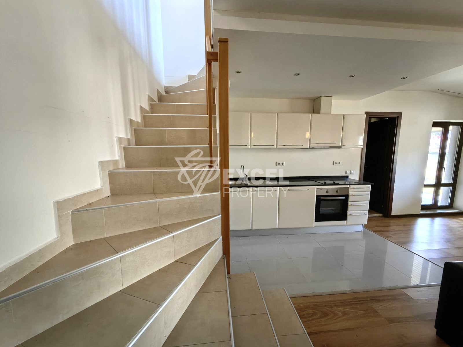 Spacious maisonette with own entrance on the ground floor