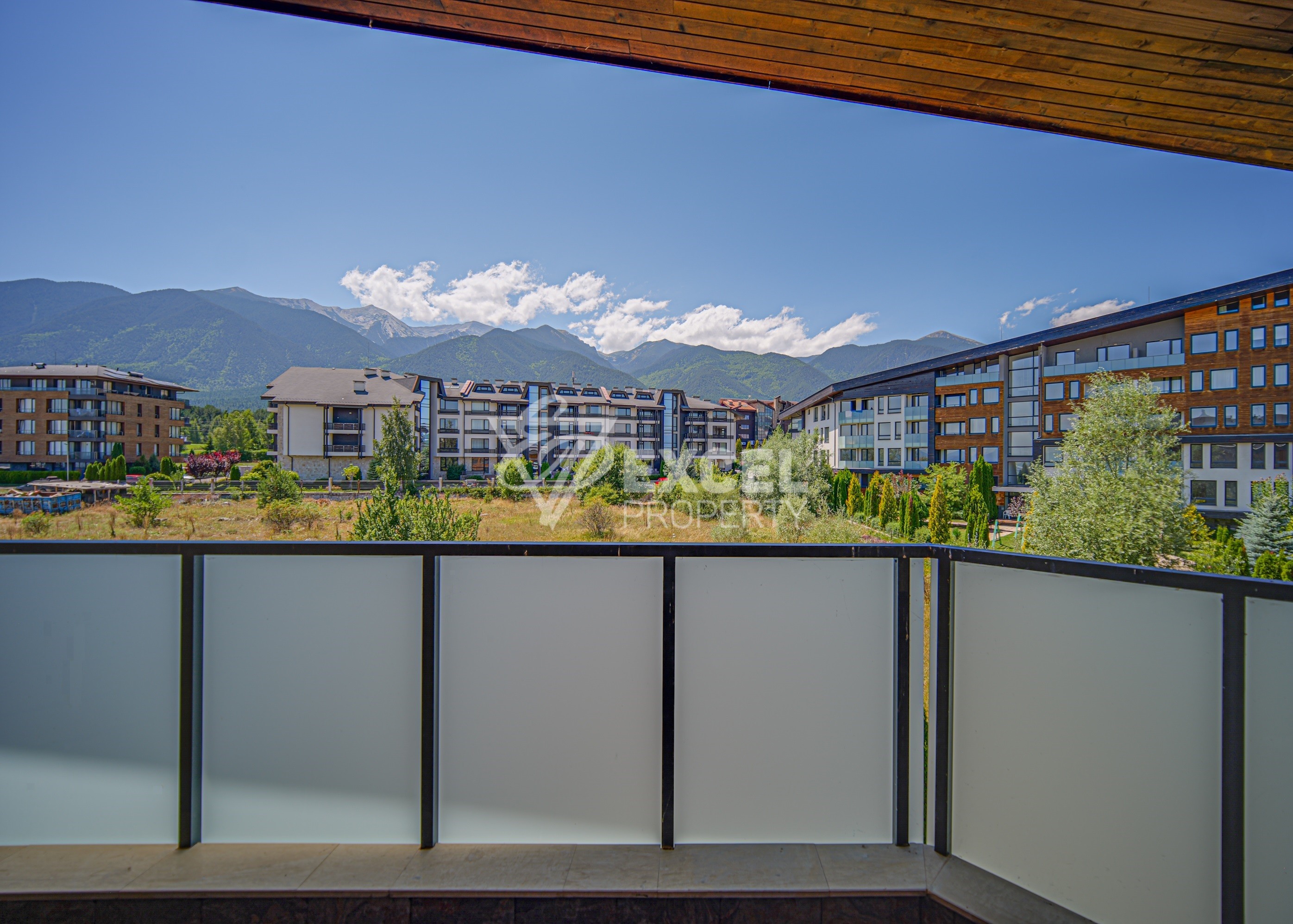 Spacious one bedroom apartment for sale in Aspen Heights complex, Razlog area