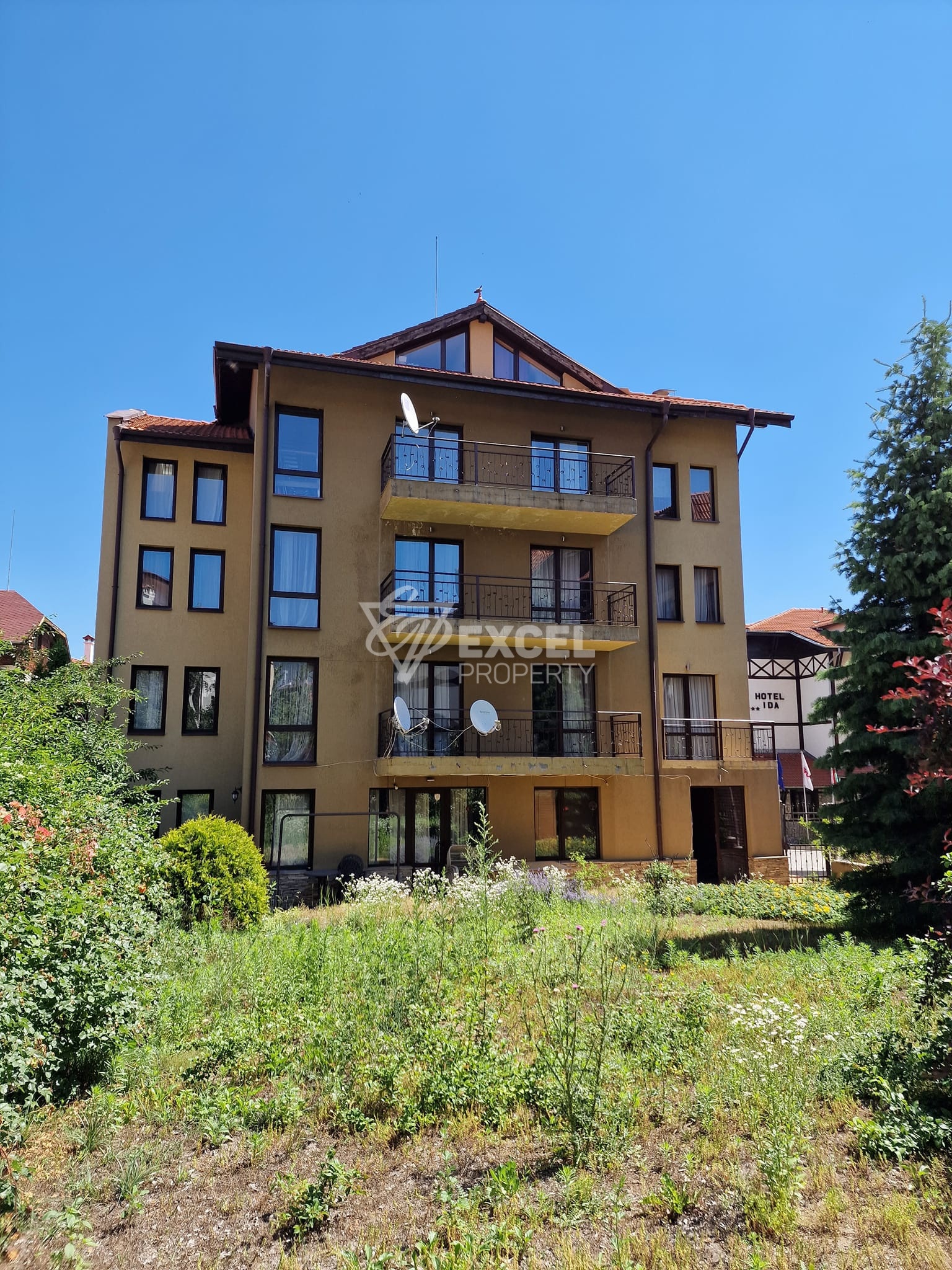 A maisonette apartment in a building with a low maintenance fee next to the Tane hotel
