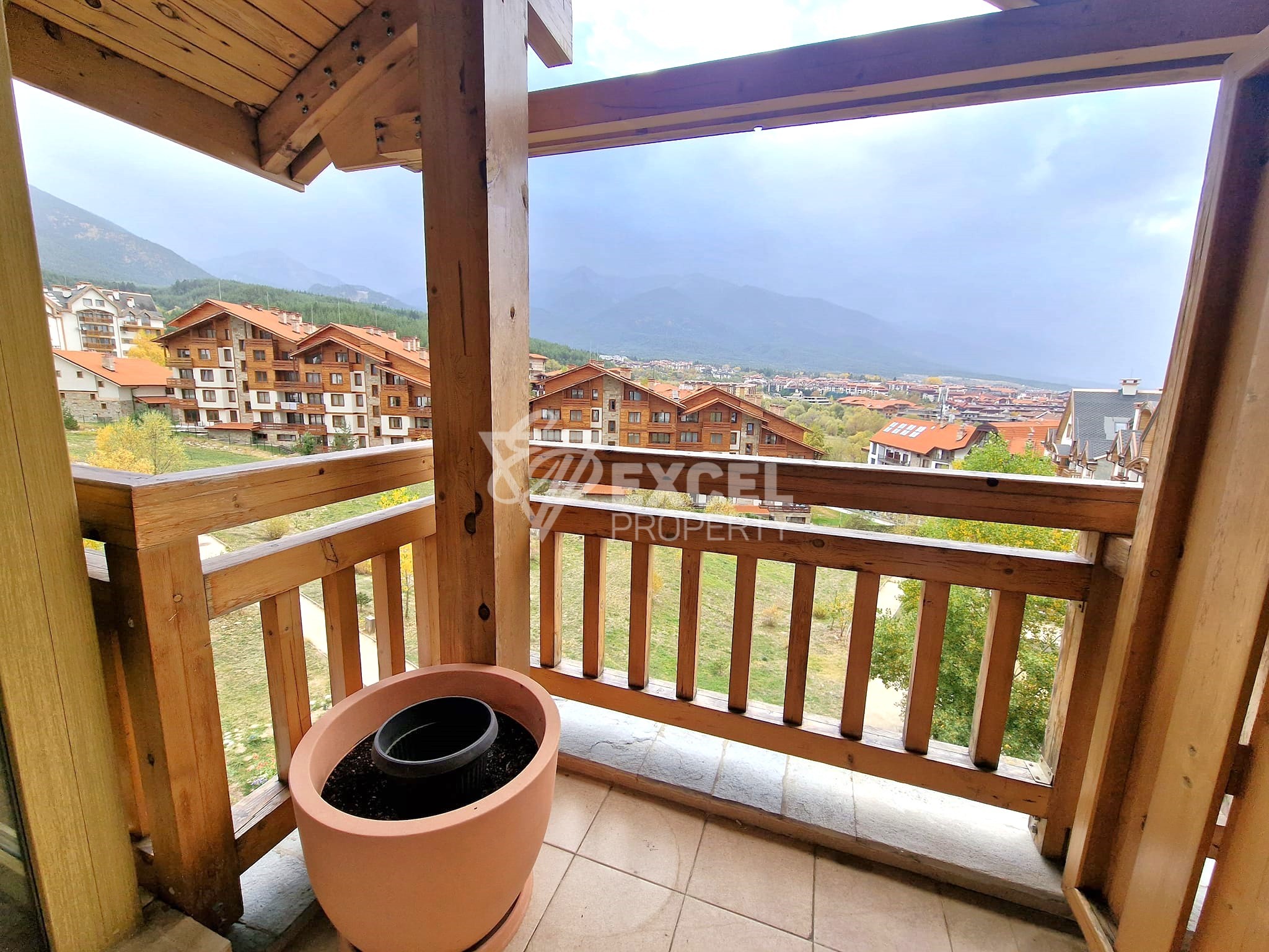Spacious studio with a terrace and a frontal view of Pirin! Low maintenance fee!