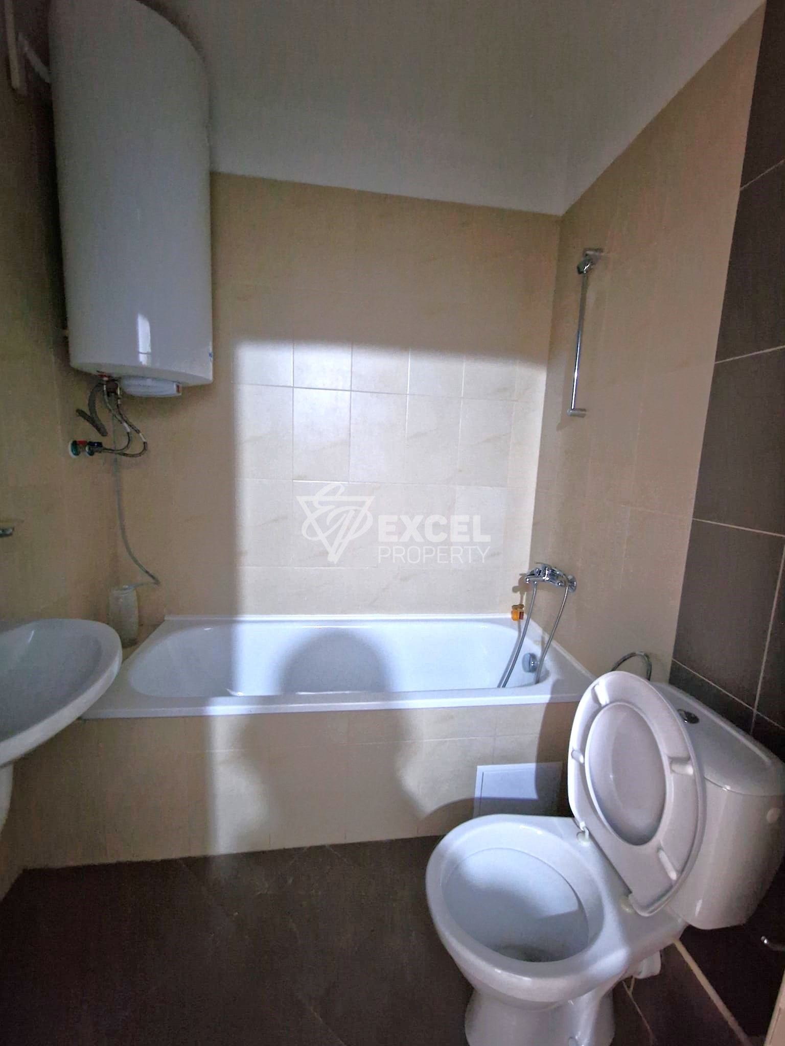 Spacious studio with a terrace and a frontal view of Pirin! Low maintenance fee!