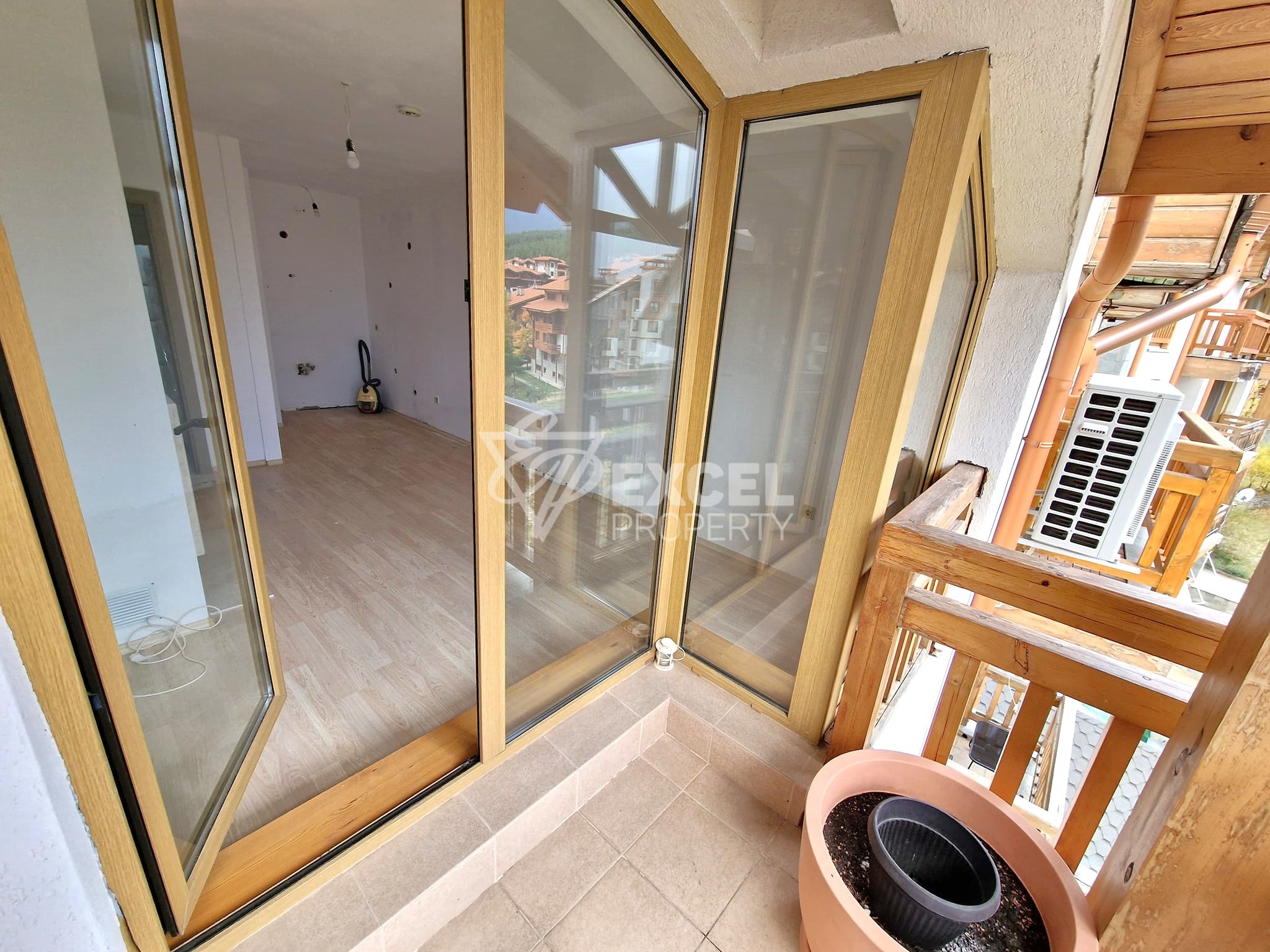 Spacious studio with a terrace and a frontal view of Pirin! Low maintenance fee!