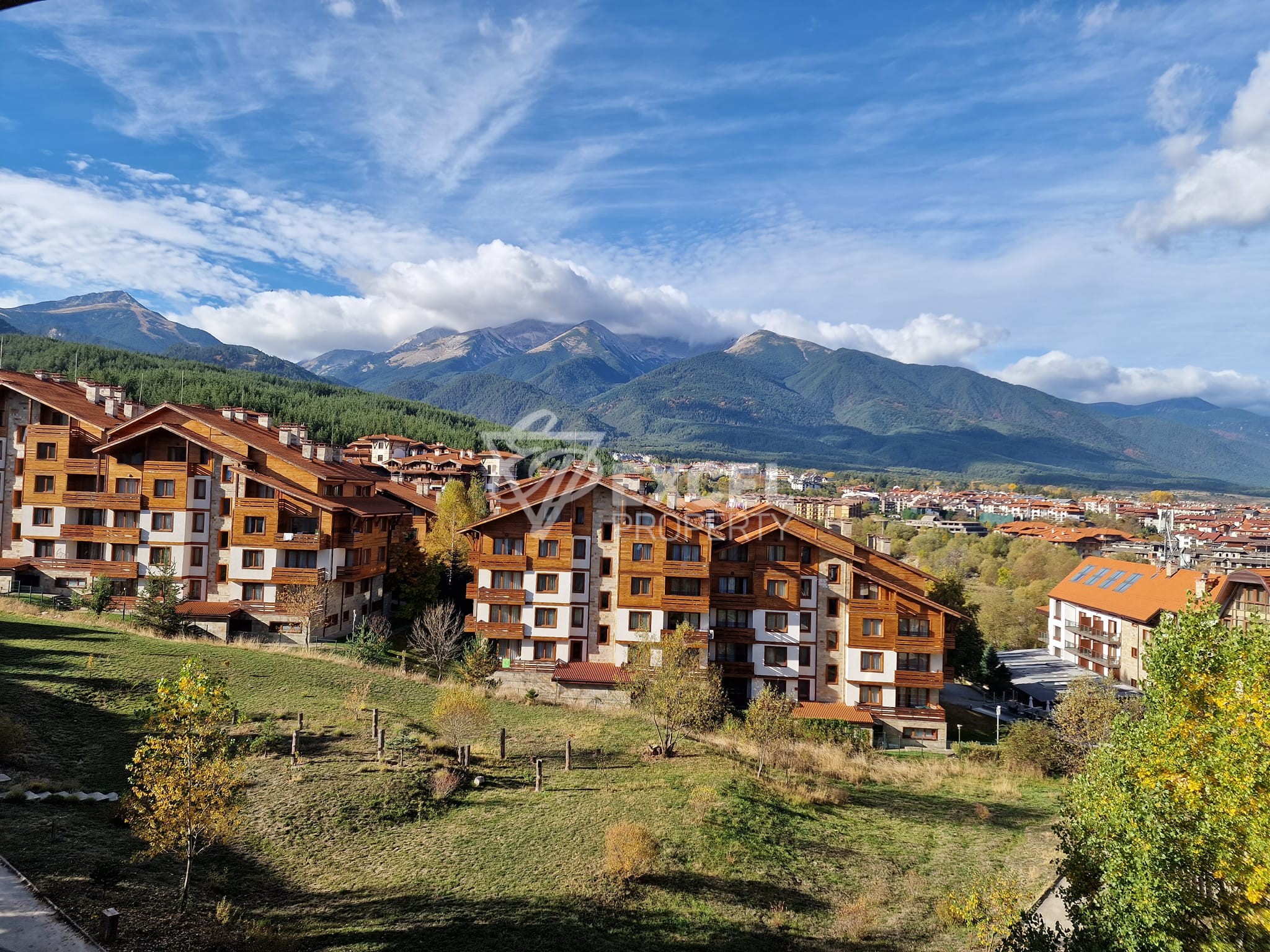Spacious studio with a terrace and a frontal view of Pirin! Low maintenance fee!