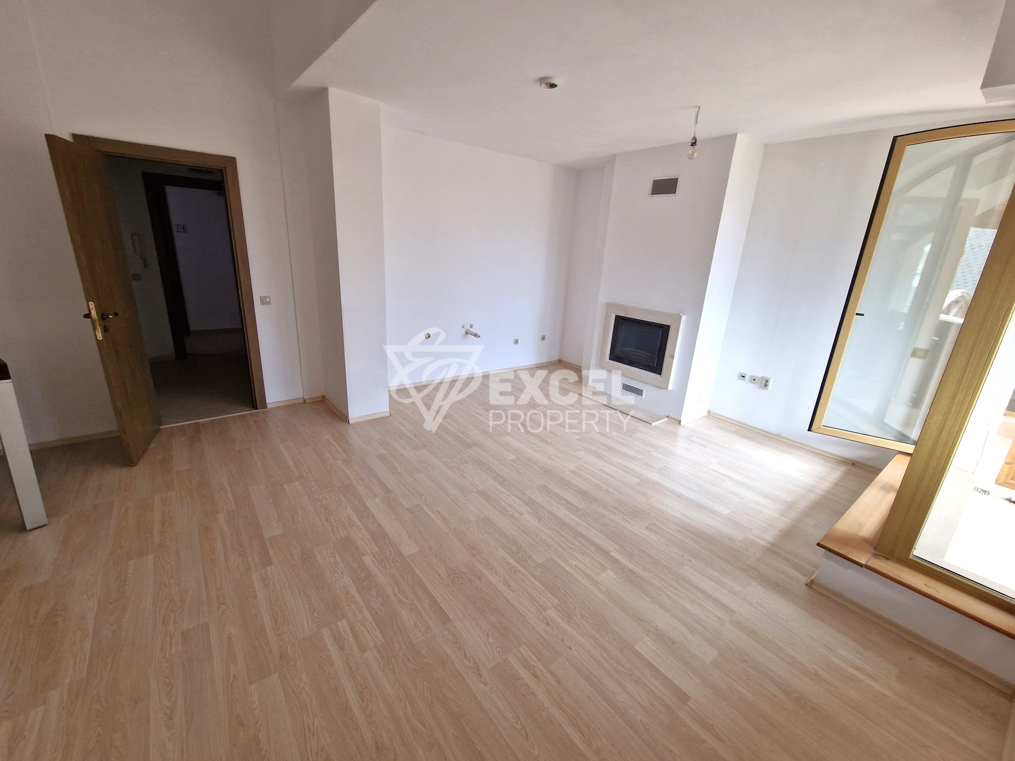 Southern studio with a fireplace, air conditioning and a wonderful view of Pirin! Low maintenance fee!