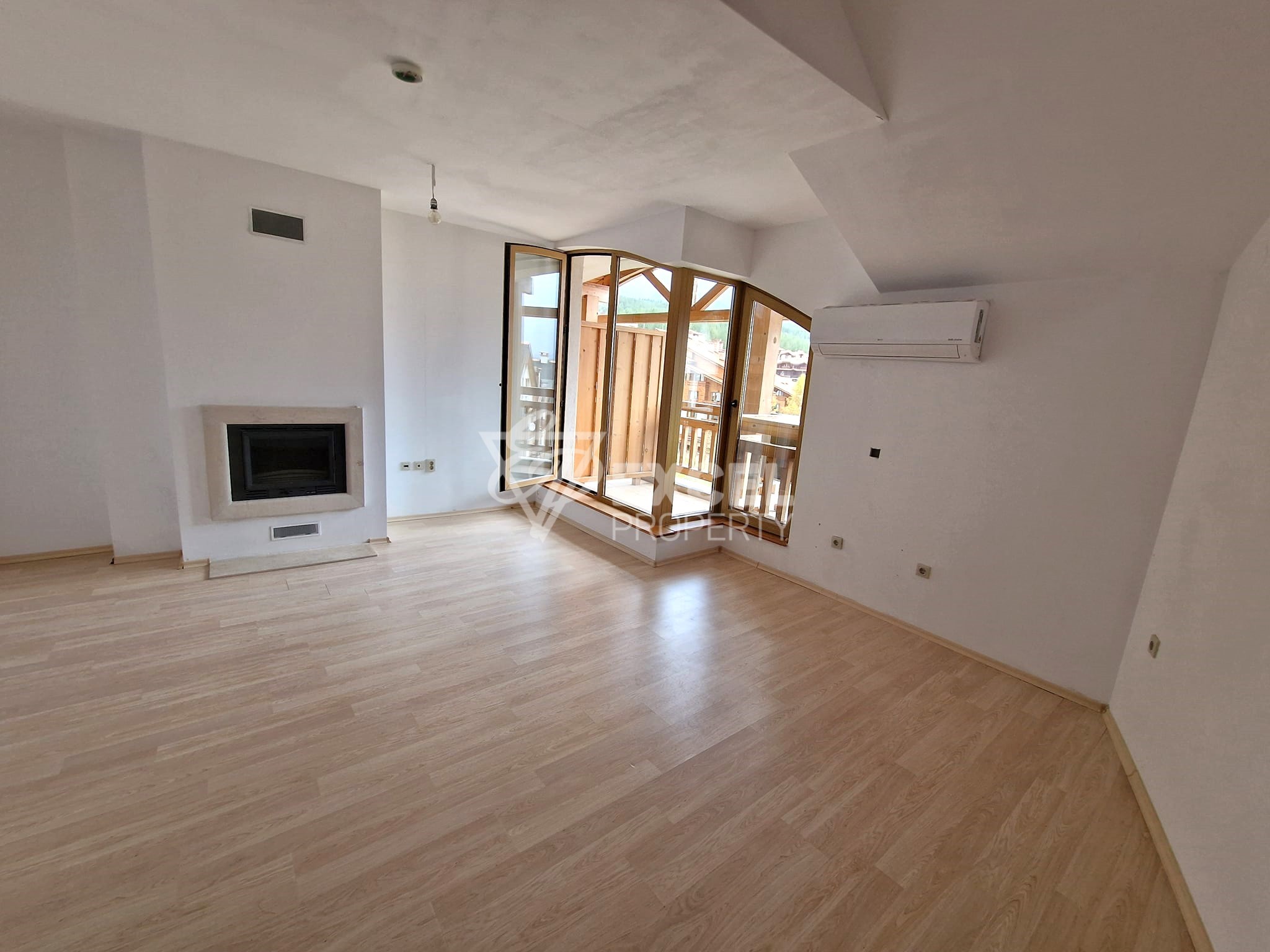 Southern studio with a fireplace, air conditioning and a wonderful view of Pirin! Low maintenance fee!