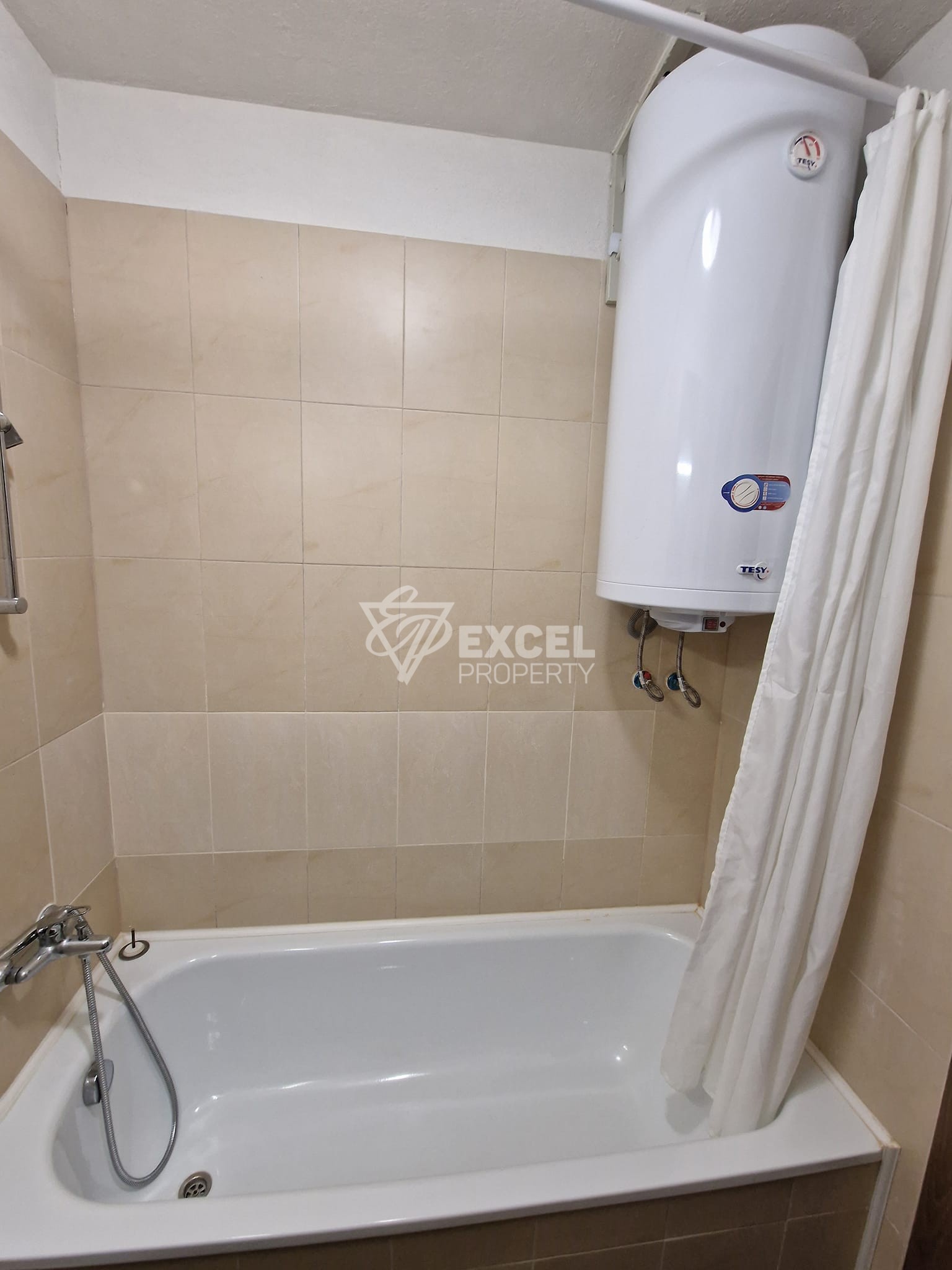 Southern studio with a fireplace, air conditioning and a wonderful view of Pirin! Low maintenance fee!
