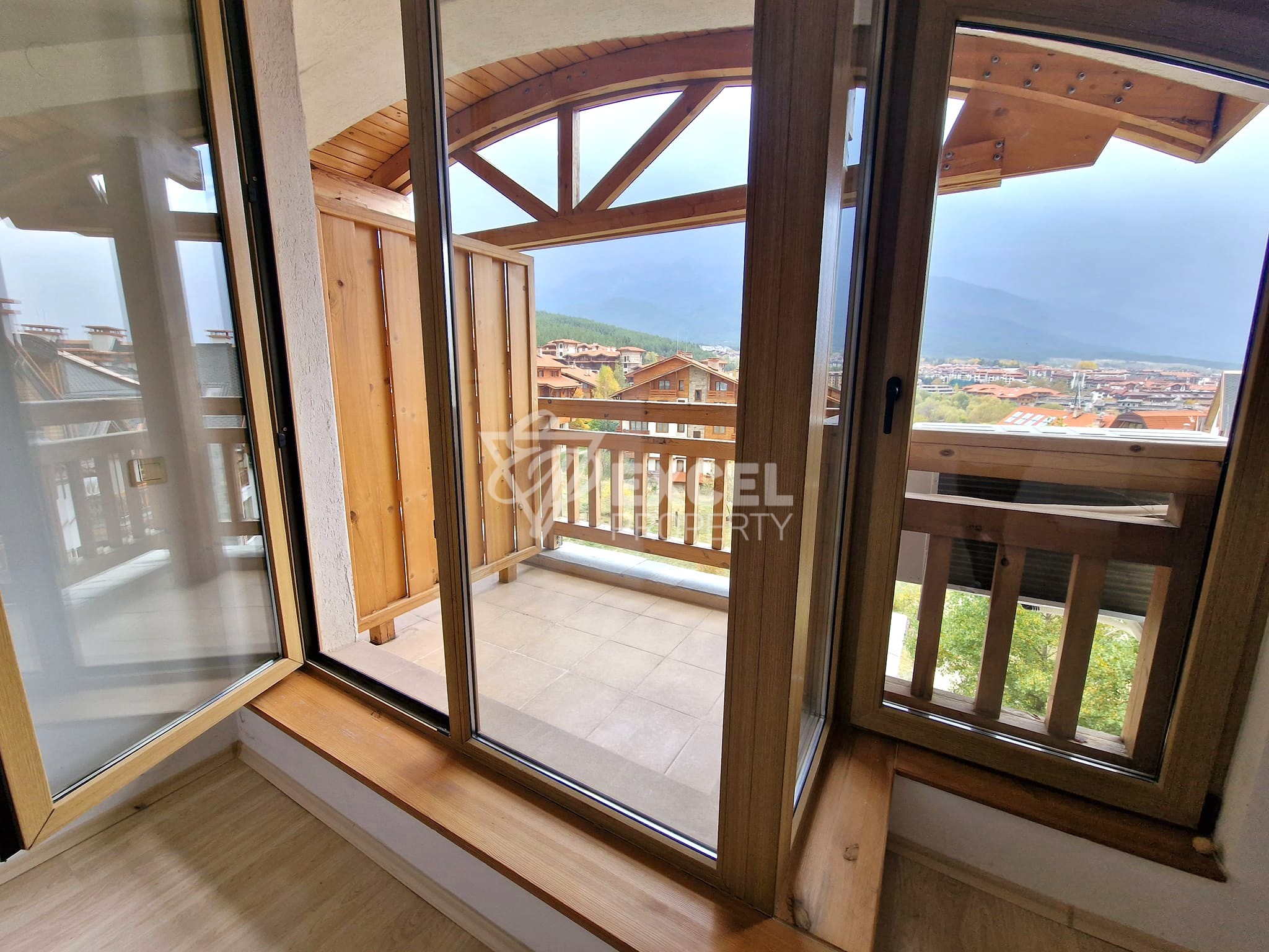 Southern studio with a fireplace, air conditioning and a wonderful view of Pirin! Low maintenance fee!