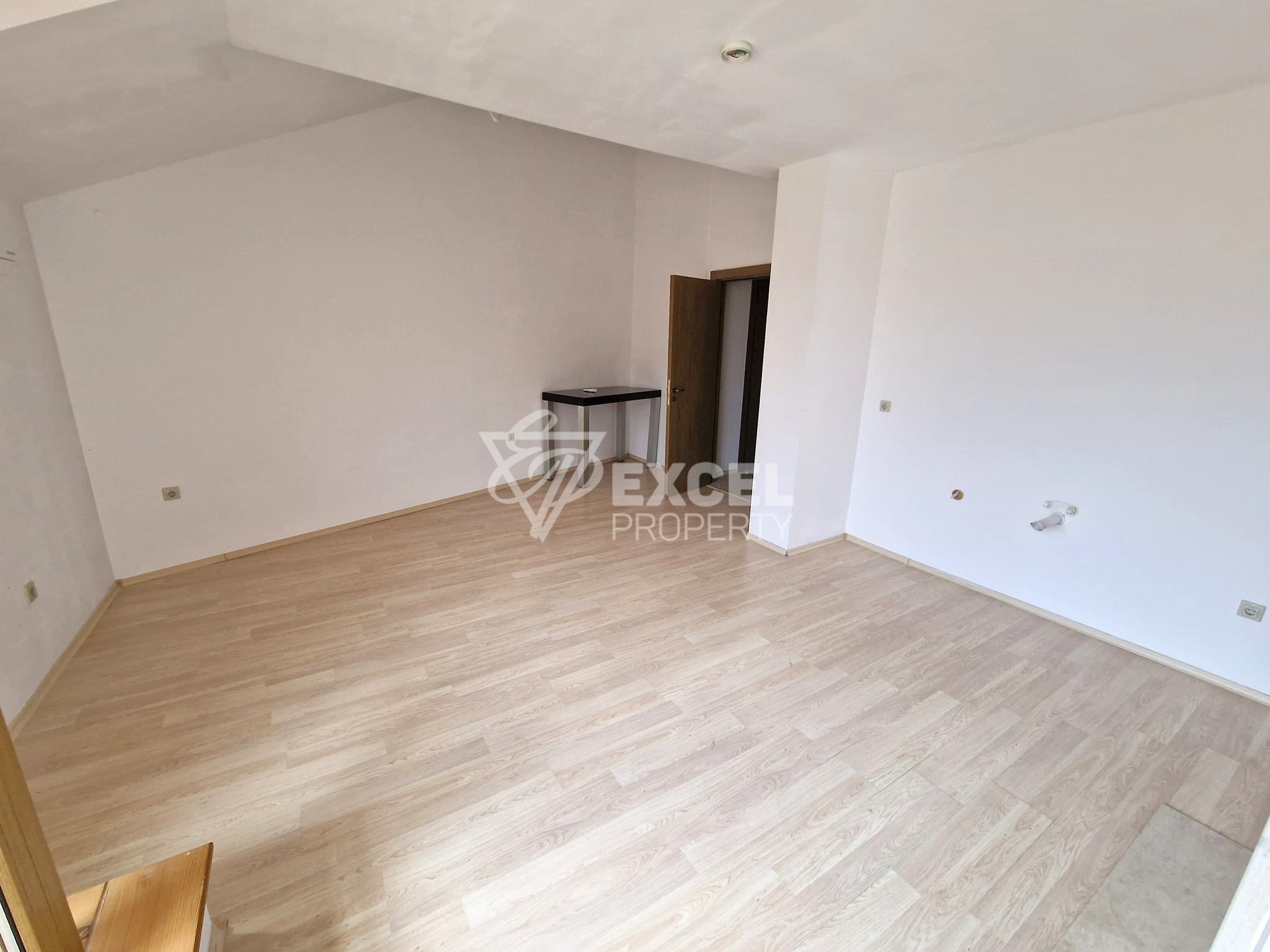 Southern studio with a fireplace, air conditioning and a wonderful view of Pirin! Low maintenance fee!