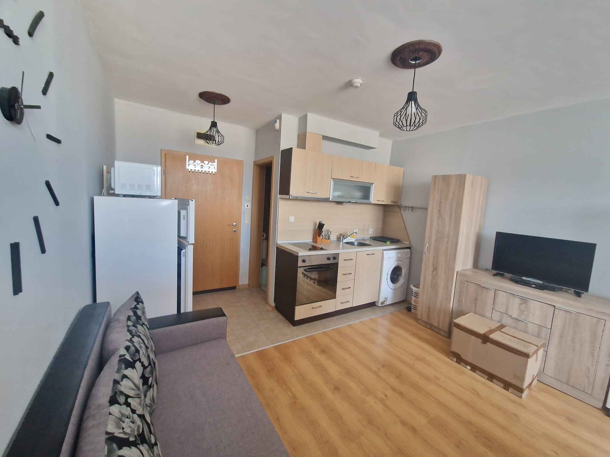 Aspen Golf: Modernly furnished studio apartment for sale