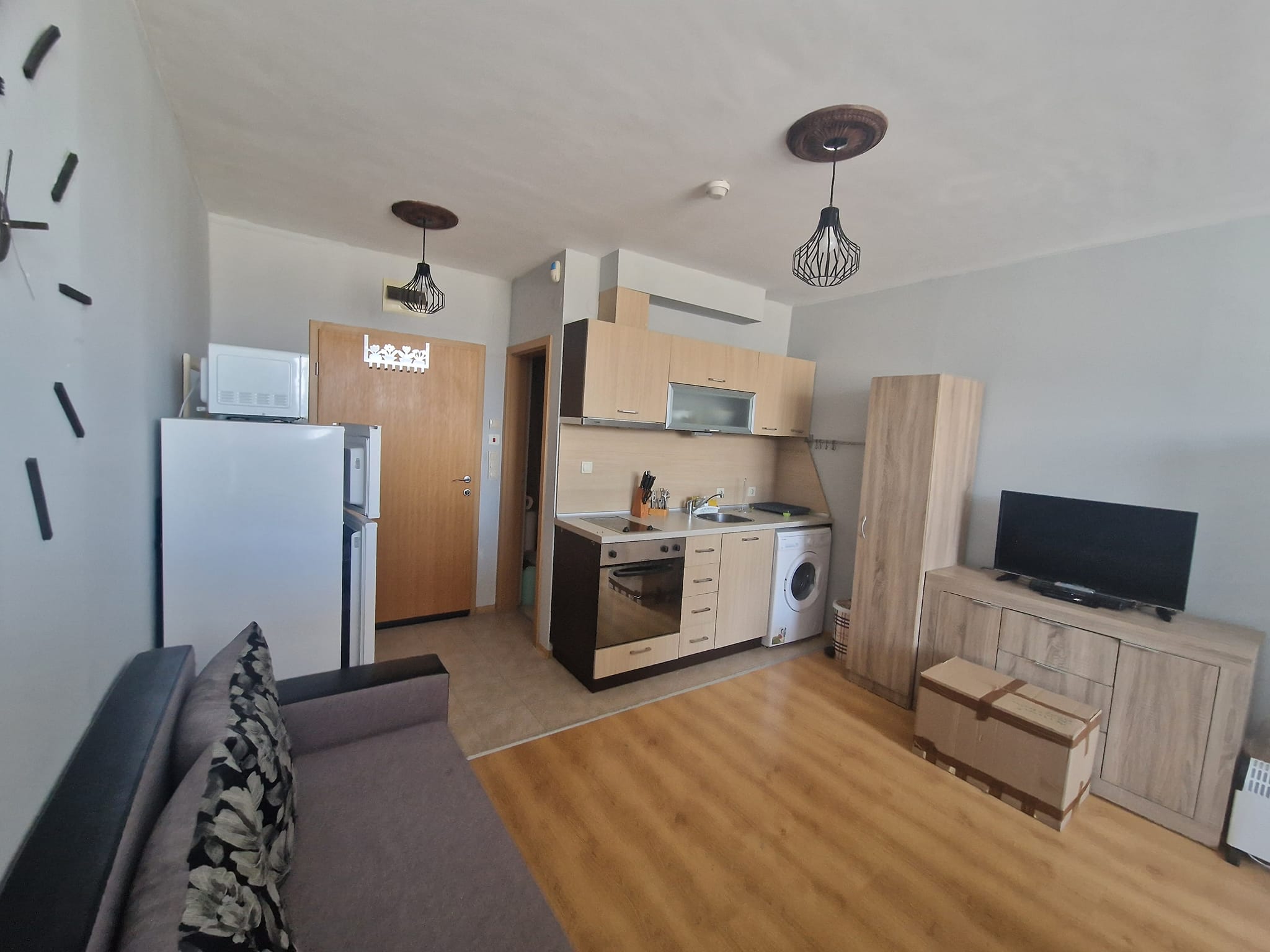 Aspen Golf: Modernly furnished studio apartment for sale