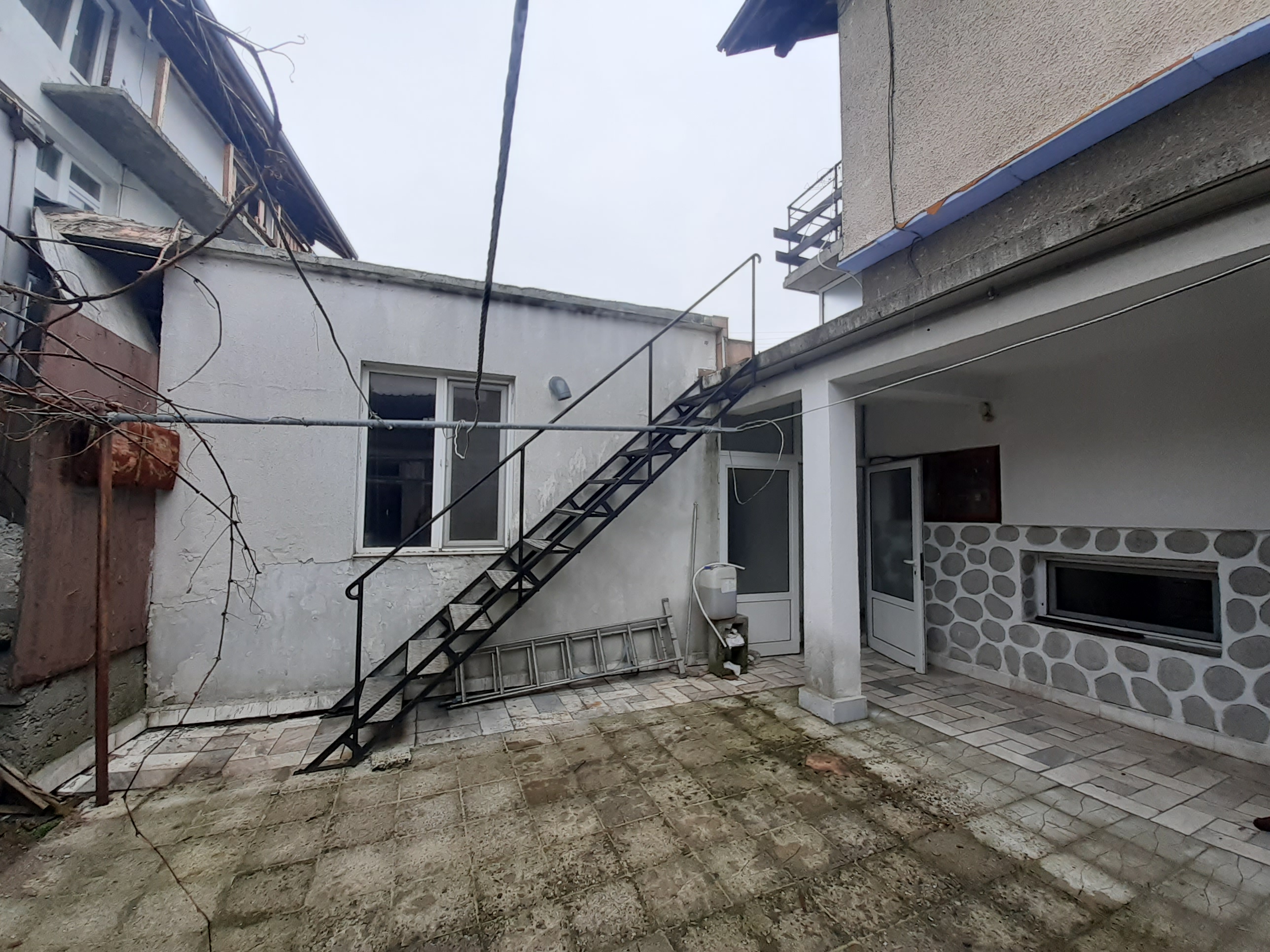 For sale in Bansko: Gasified massive three-story house with commercial premises