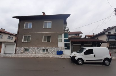 For sale in Bansko: Gasified massive three-story house with commercial premises
