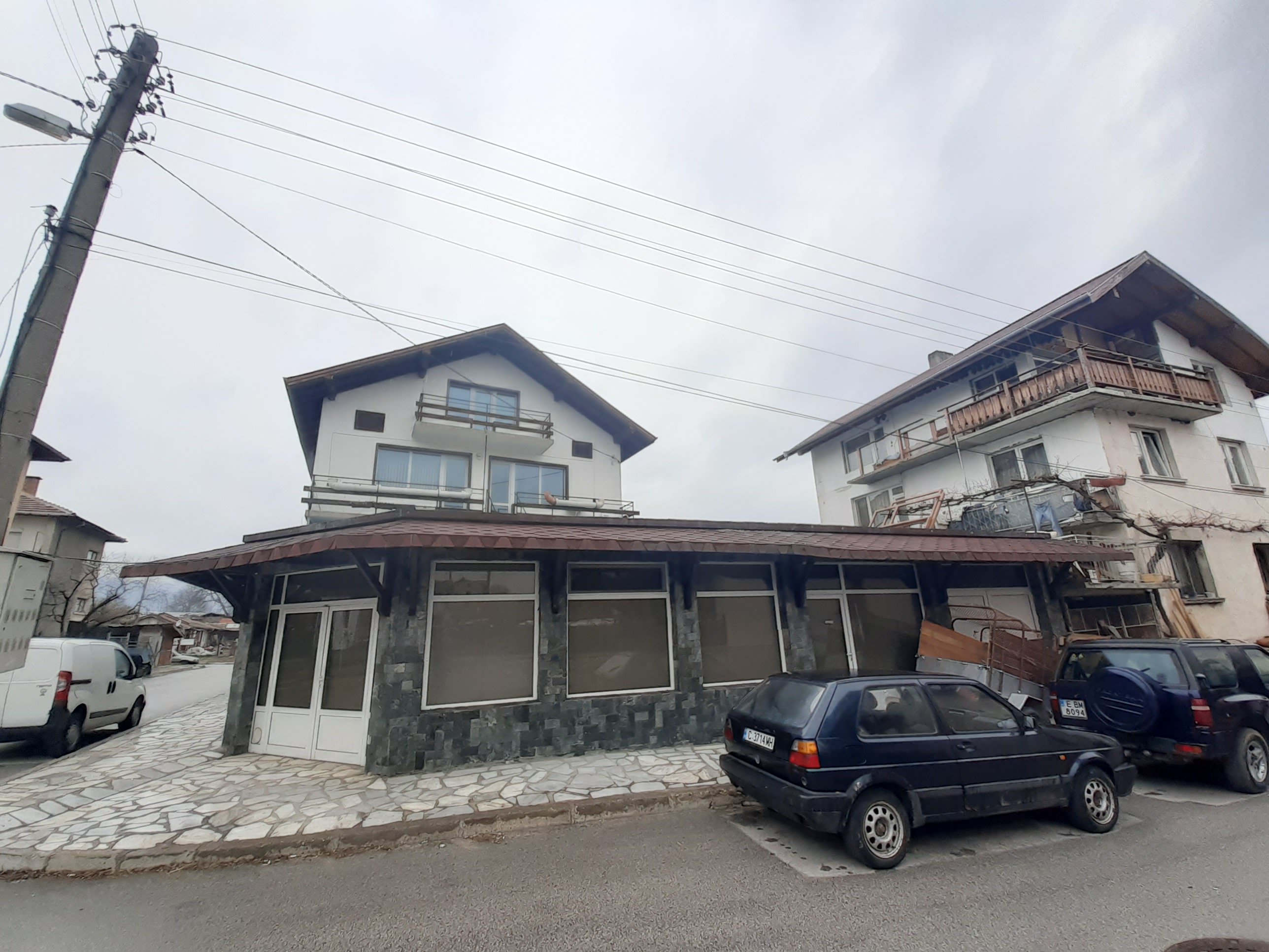 For sale in Bansko: Gasified massive three-story house with commercial premises