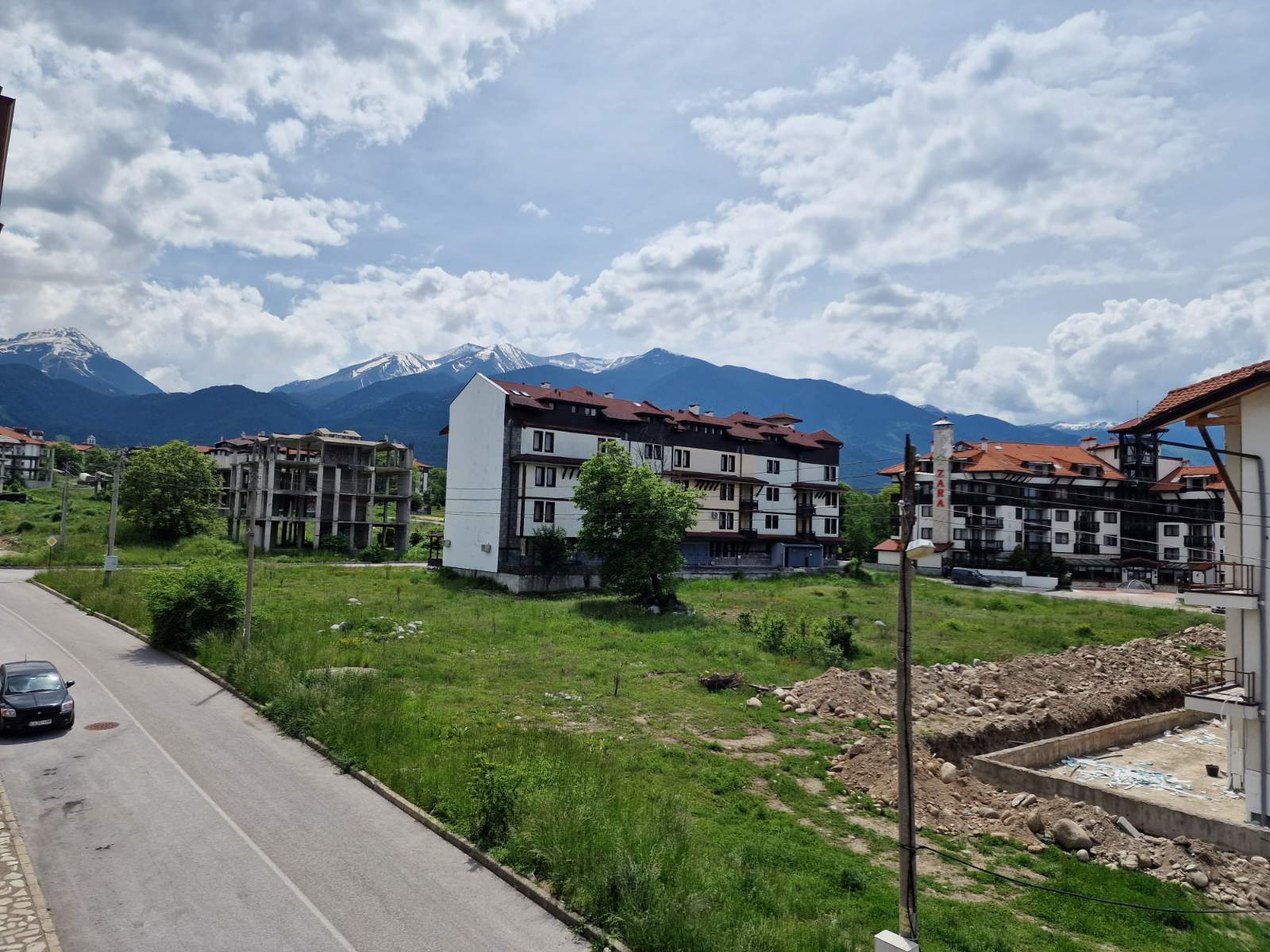Spacious apartment with two bedrooms and a parking space in a well-maintained complex in Bansko