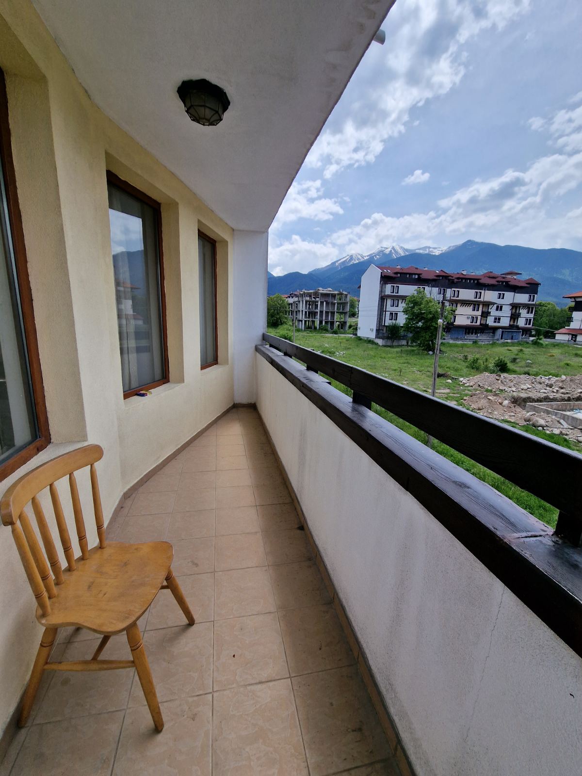 Spacious apartment with two bedrooms and a parking space in a well-maintained complex in Bansko