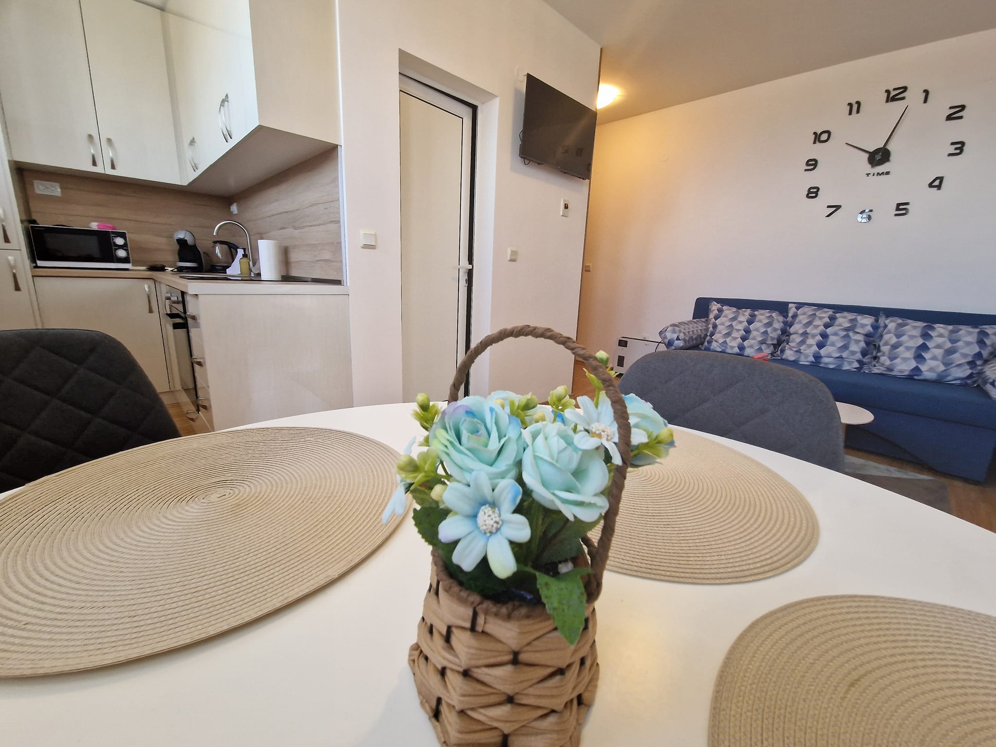 Spacious luxuriously furnished one bedroom apartment with low maintenance fee for sale in Bansko