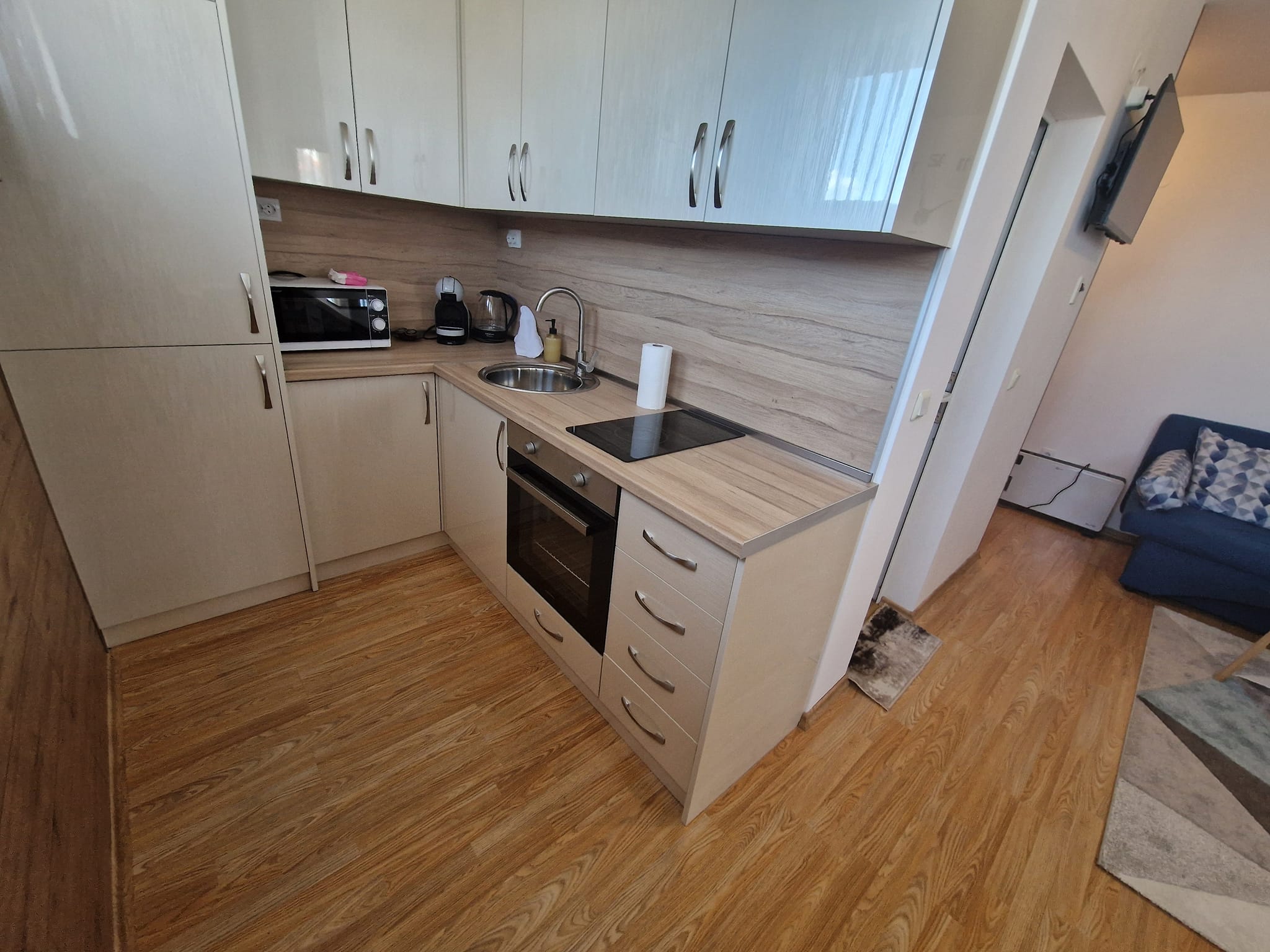 Spacious luxuriously furnished one bedroom apartment with low maintenance fee for sale in Bansko