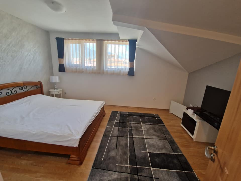 Spacious luxuriously furnished one bedroom apartment with low maintenance fee for sale in Bansko