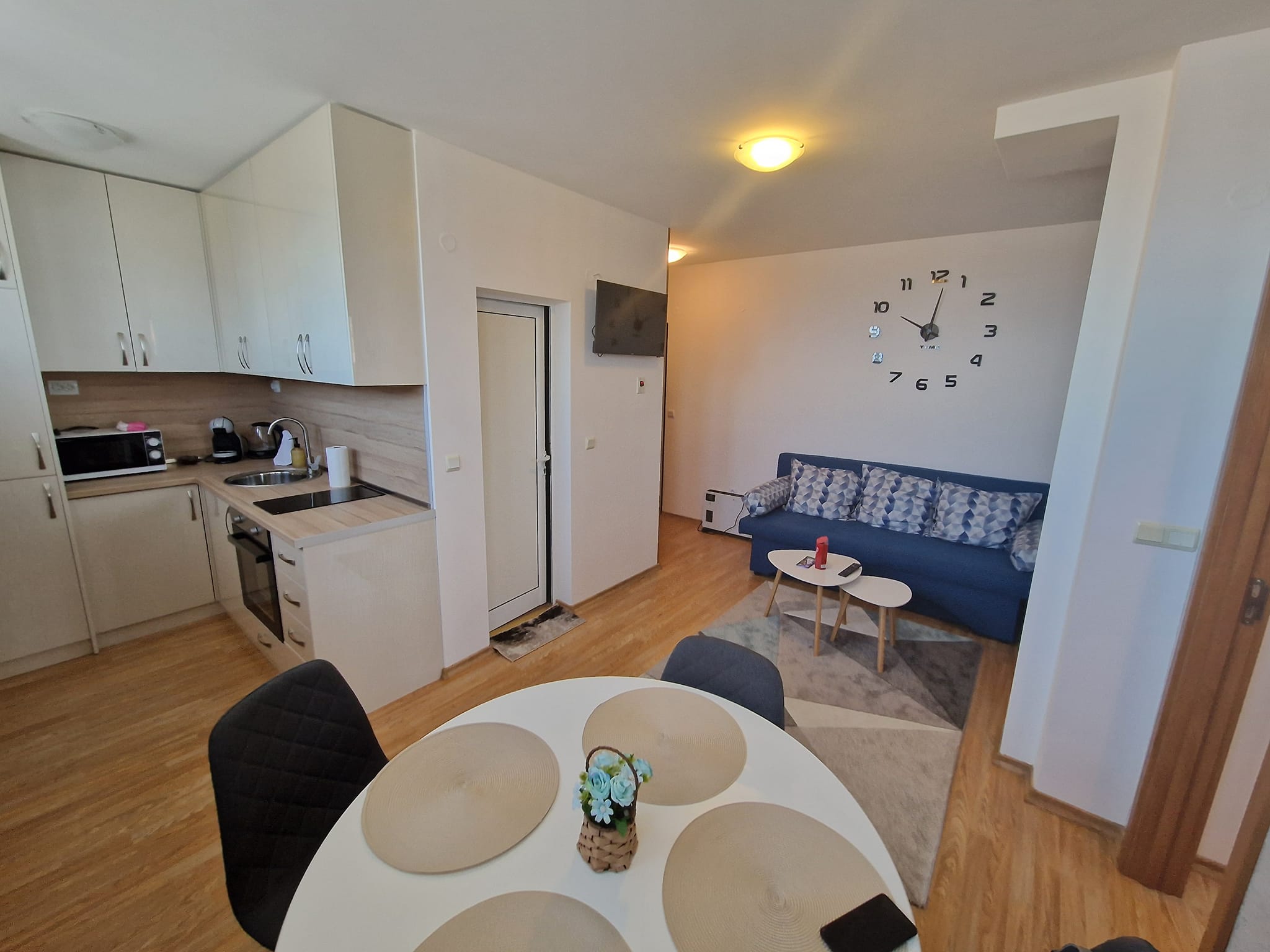 Spacious luxuriously furnished one bedroom apartment with low maintenance fee for sale in Bansko