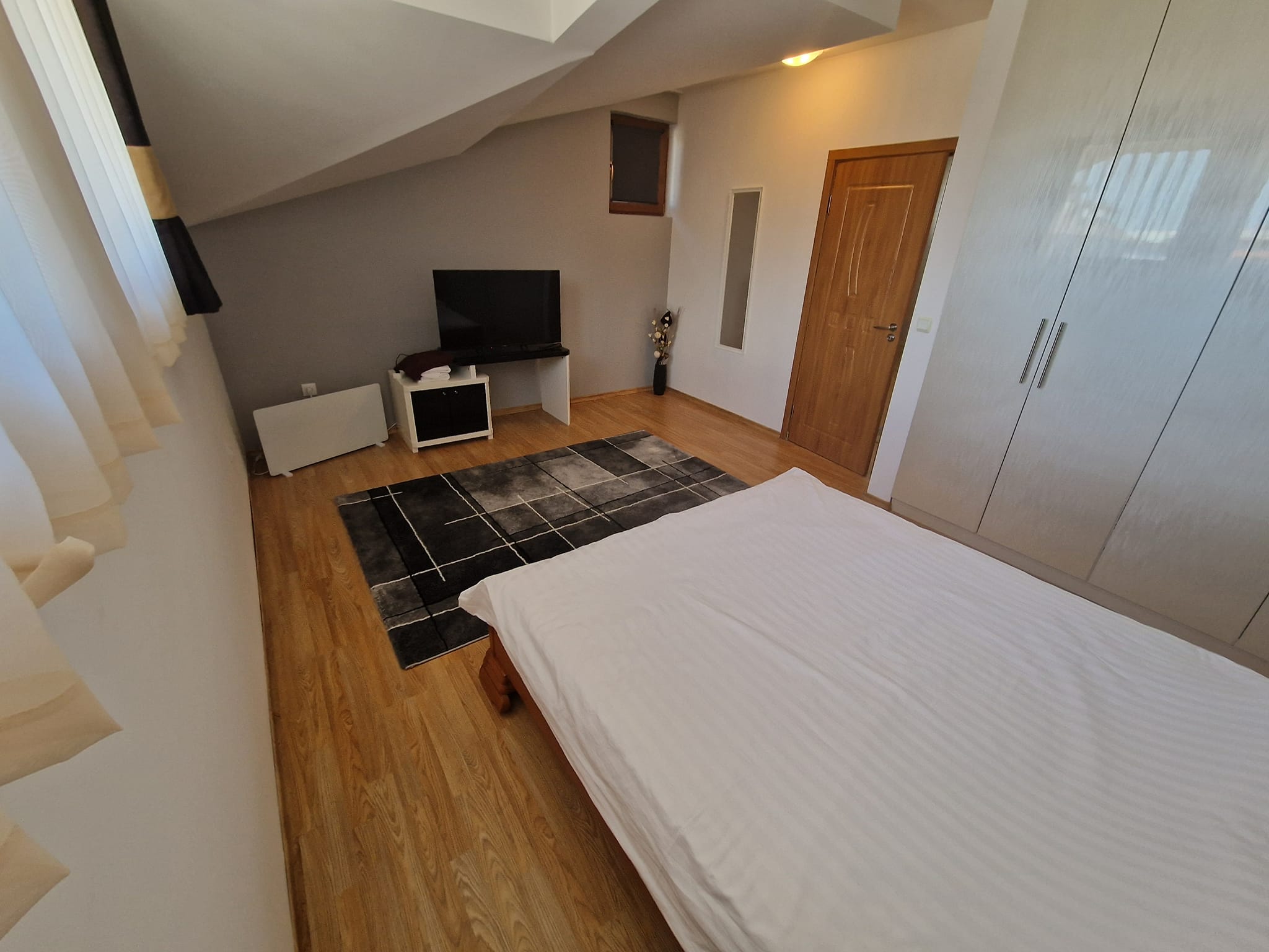 Spacious luxuriously furnished one bedroom apartment with low maintenance fee for sale in Bansko