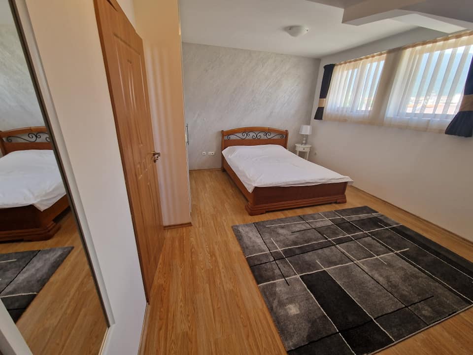 Spacious luxuriously furnished one bedroom apartment with low maintenance fee for sale in Bansko