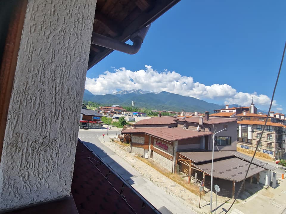 Spacious luxuriously furnished one bedroom apartment with low maintenance fee for sale in Bansko